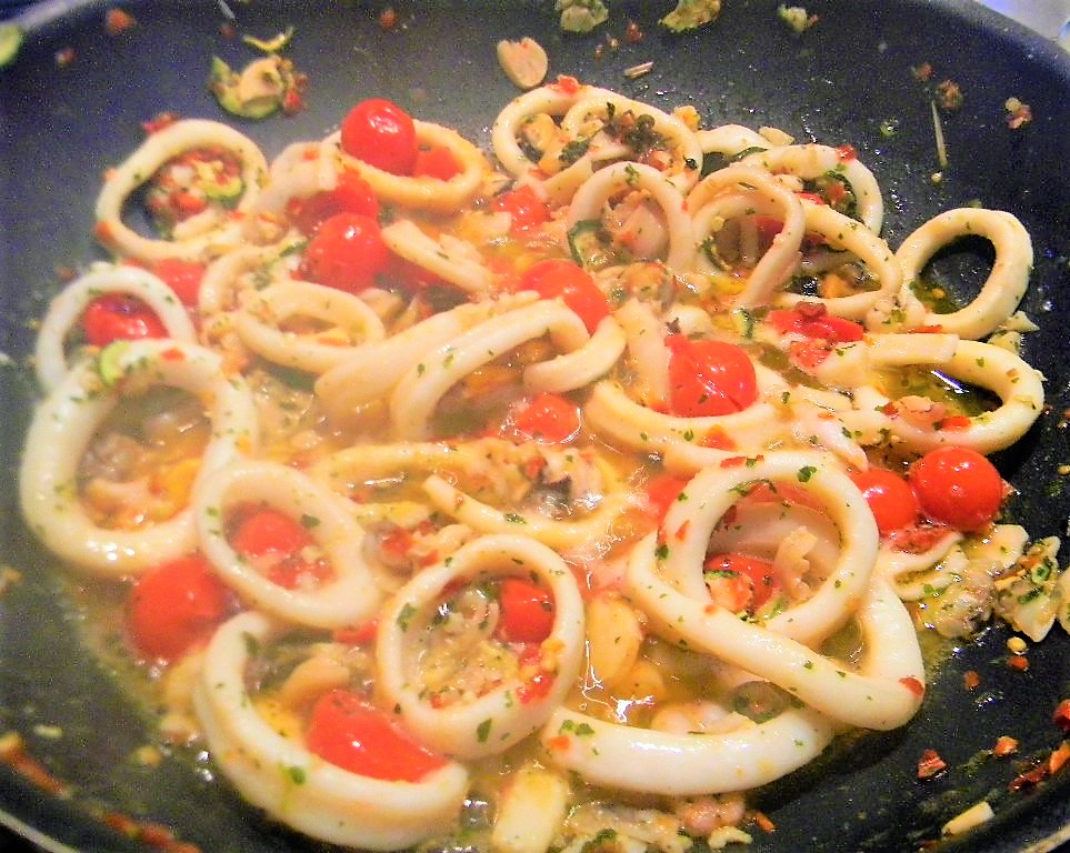 Linguini siciliene cu fructe de mare