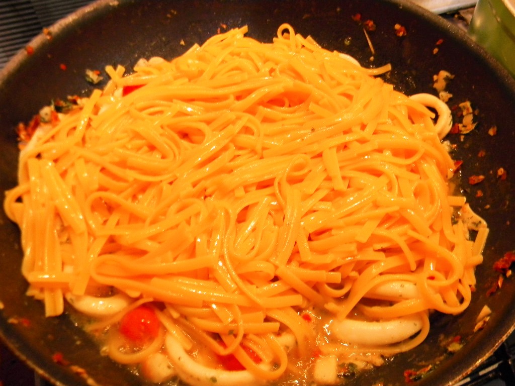 Linguini siciliene cu fructe de mare