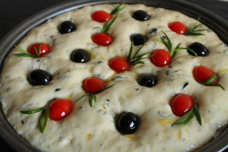 Focaccia de masline si rosii cu aroma de rozmarin