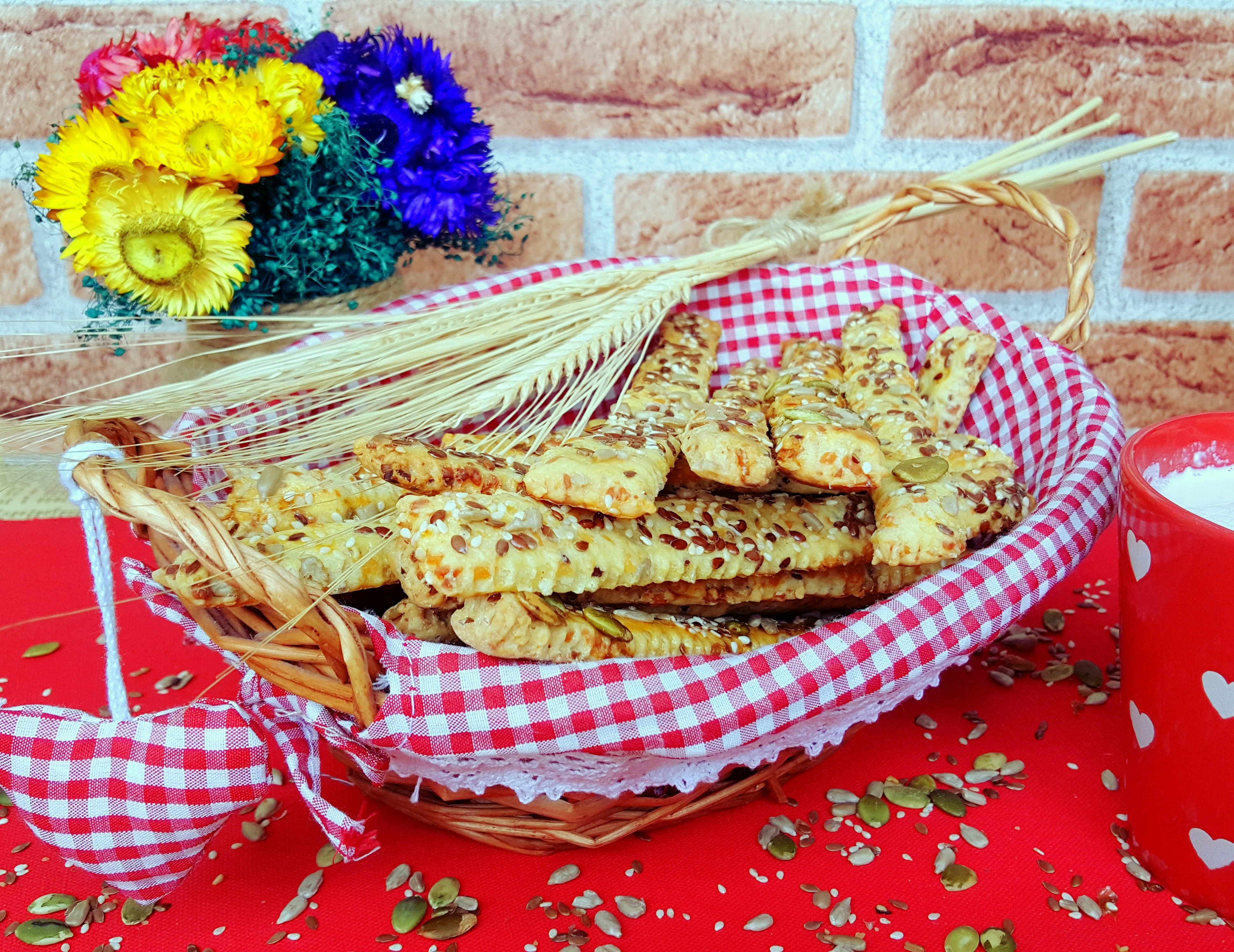 Aperitiv saratele cu branza si mix de seminte