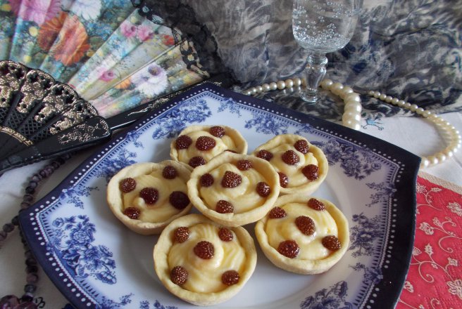 Desert cosulete cu crema de vanilie si fragi din dulceata