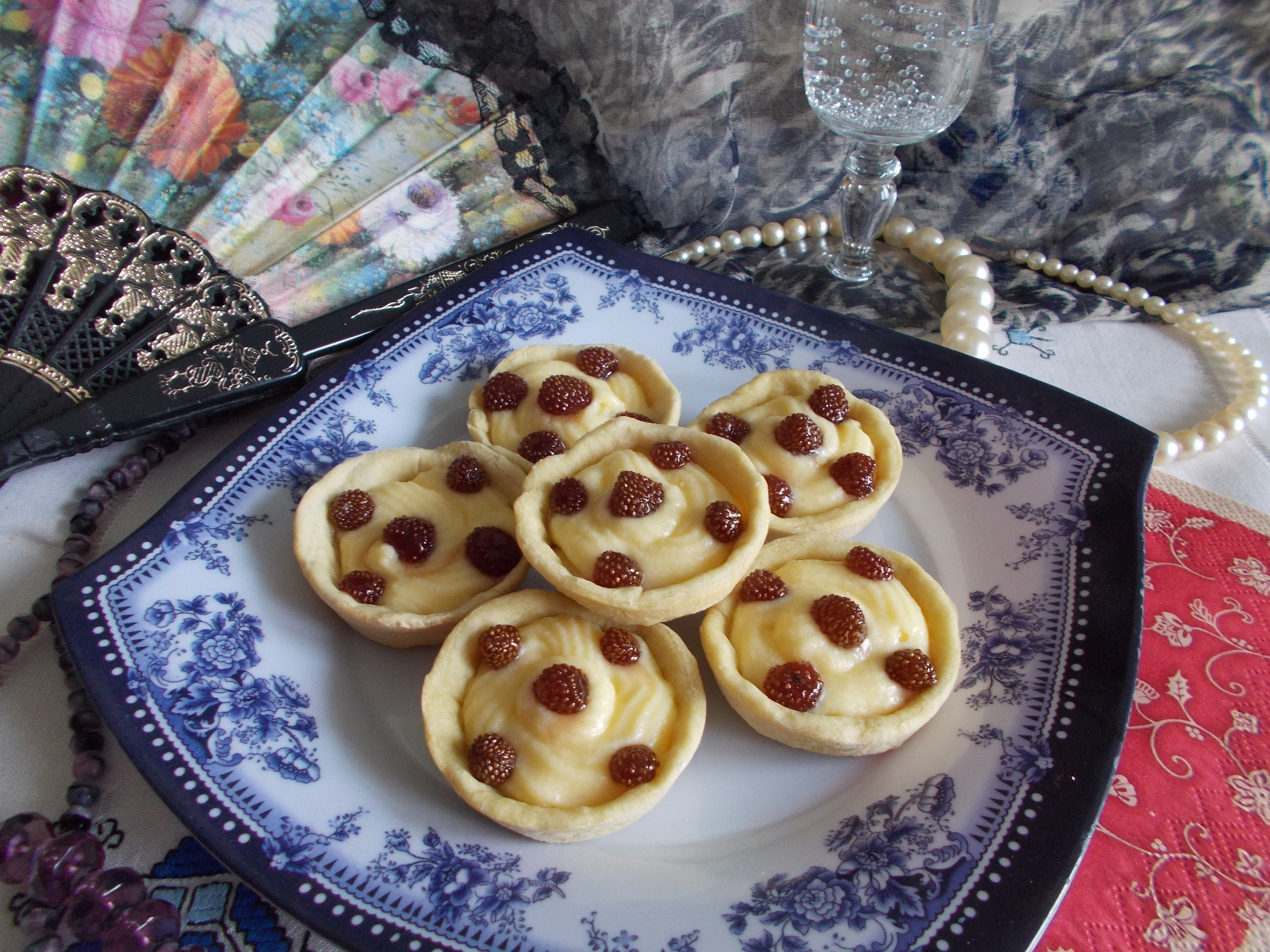 Desert cosulete cu crema de vanilie si fragi din dulceata