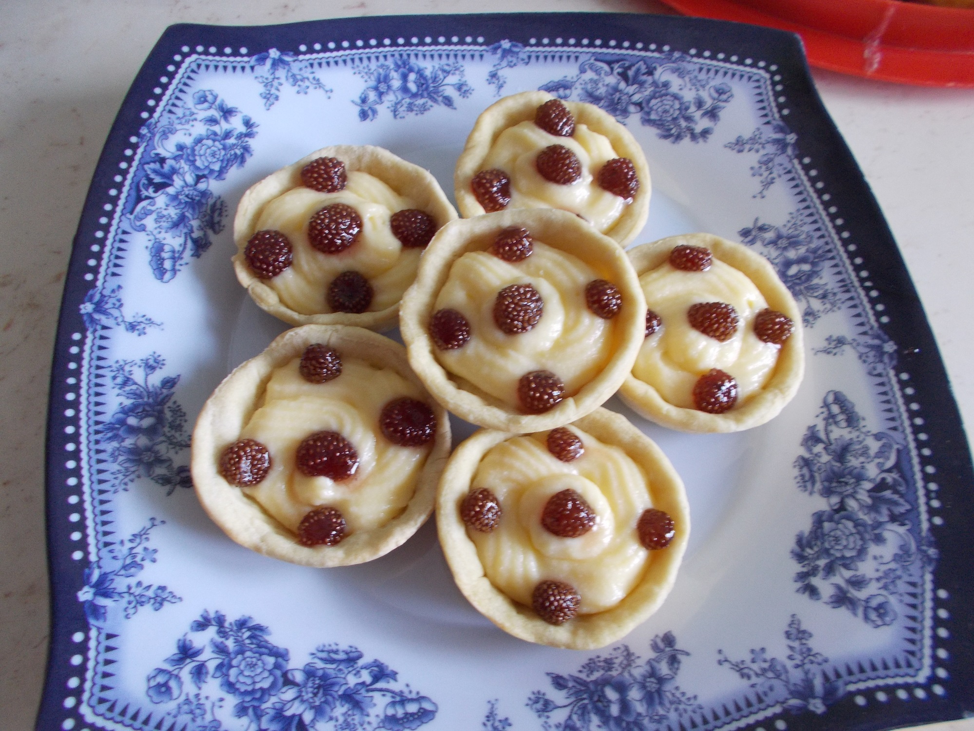 Desert cosulete cu crema de vanilie si fragi din dulceata