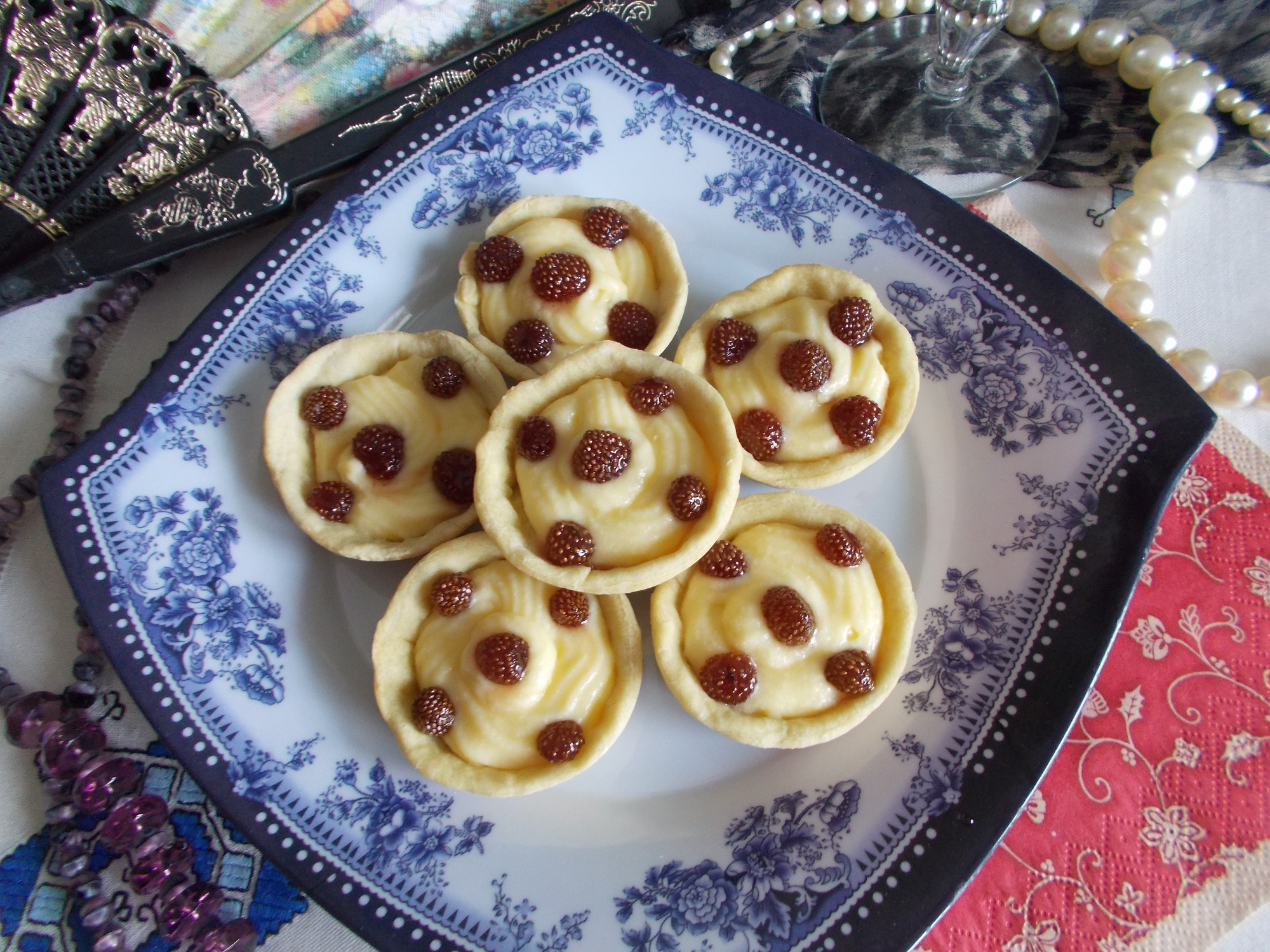 Desert cosulete cu crema de vanilie si fragi din dulceata