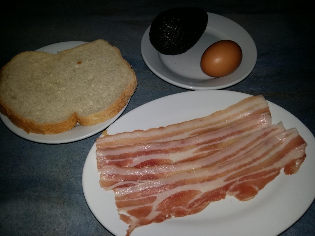 Sandvis cu bacon, avocado si ou posat