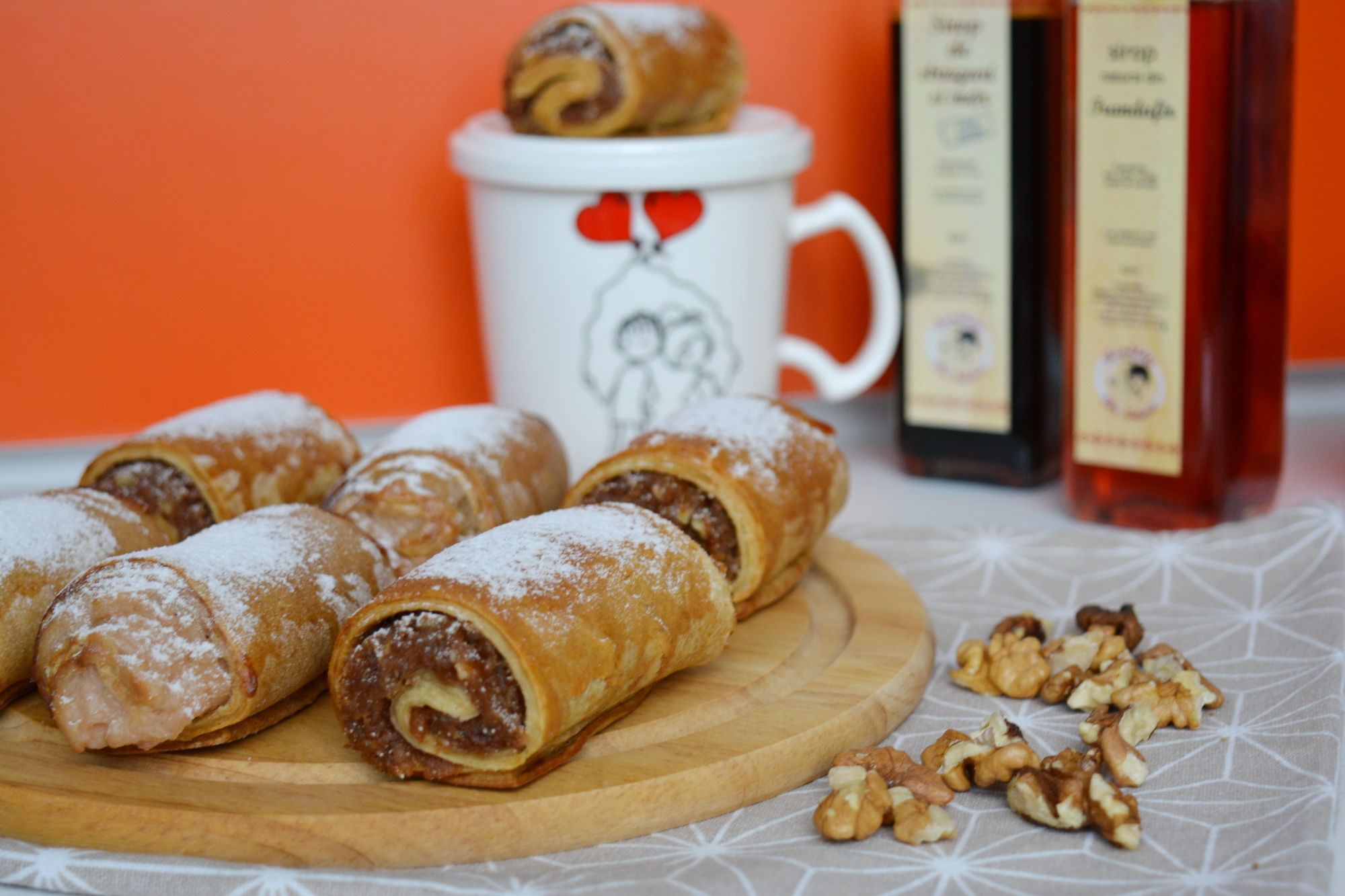 Desert strudel cu aluat fraged de casa, umplutura de mar si crema de vanilie