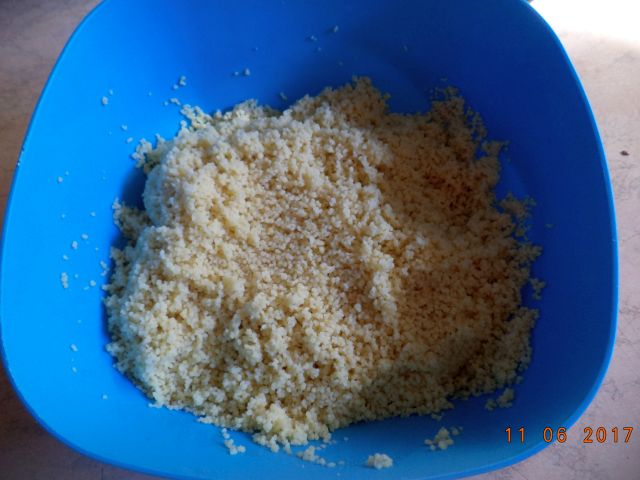 Ciuperci umplute pe pat de cuscus