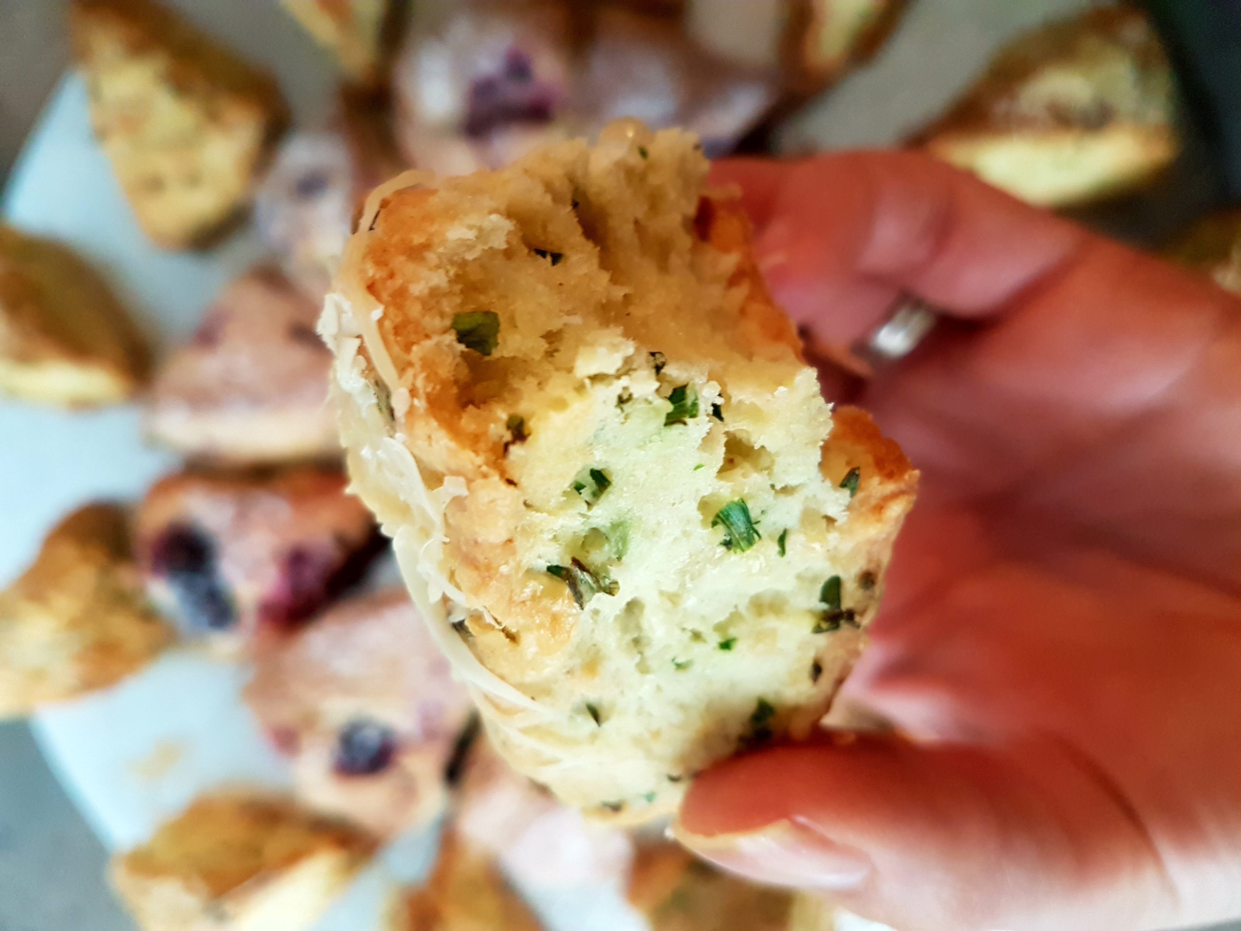 Aperitiv scones cu branza si chives