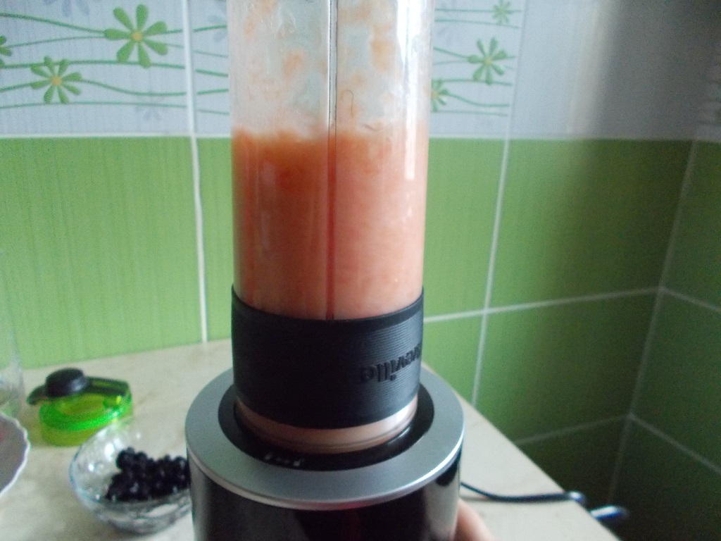 Smoothie cu grepfruit, banana si afine