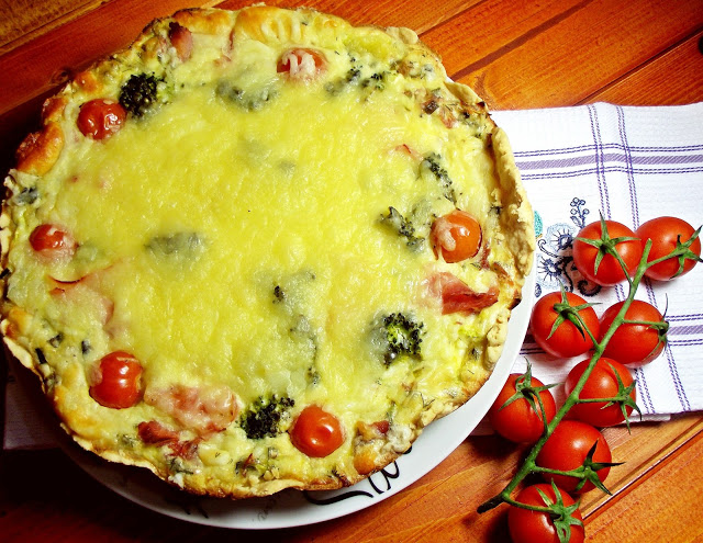 Aperitiv tarta cu branzeturi si broccoli