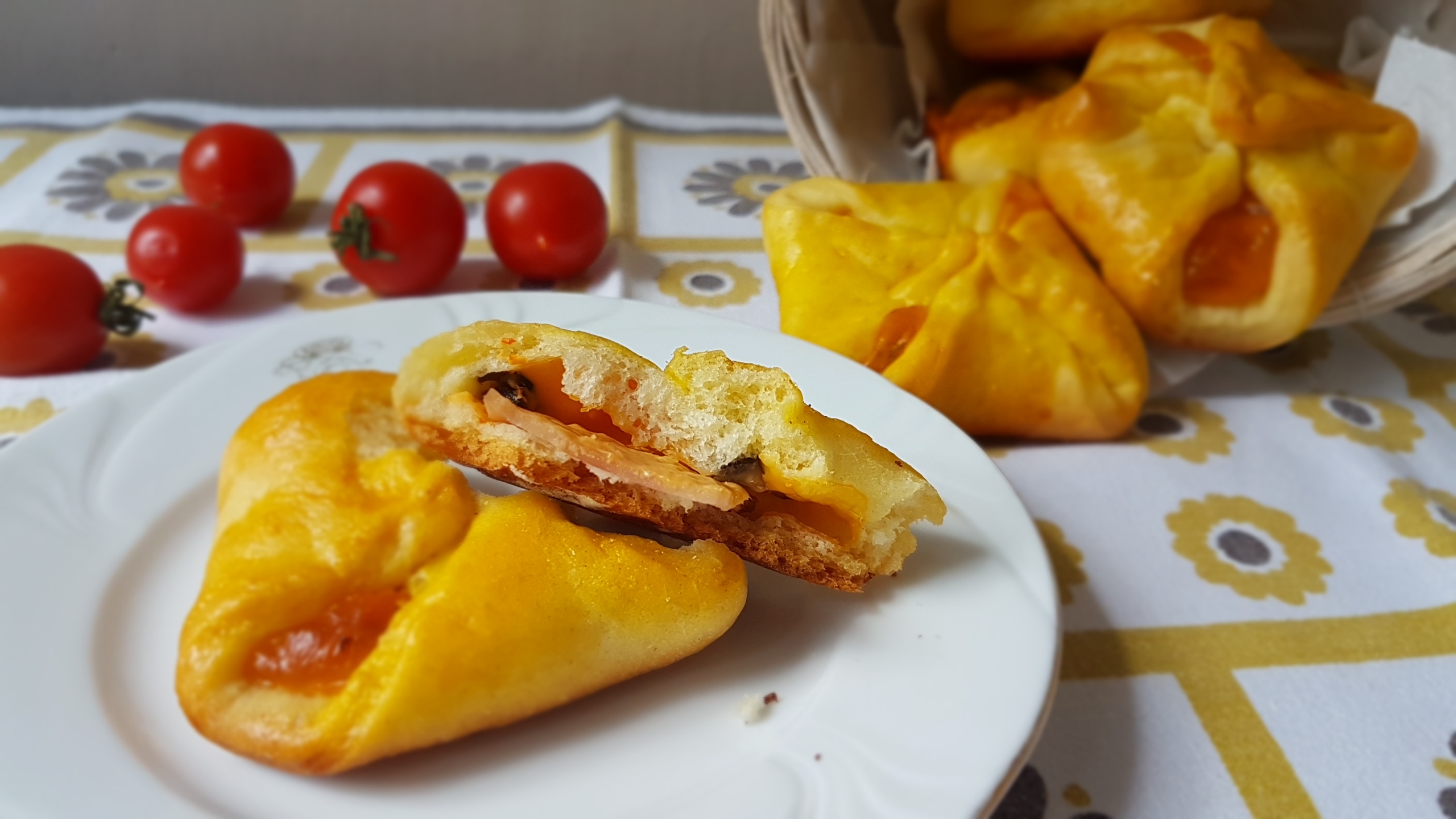 Aperitiv pachetele umplute cu sunca si cascaval cheddar