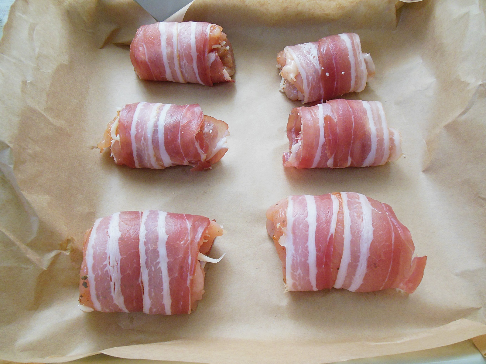 Rulouri de pui in bacon cu orez brun