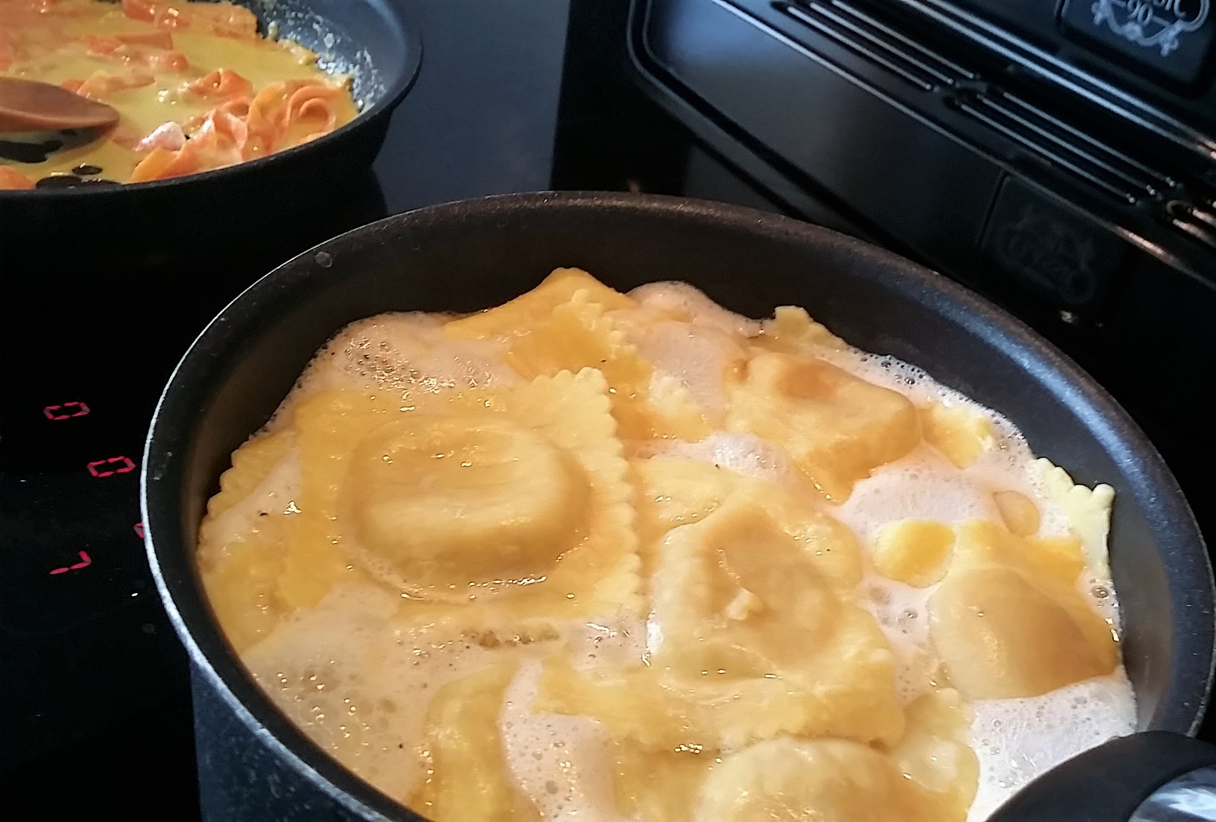 Ravioli proaspete cu sos cremos si curry verde