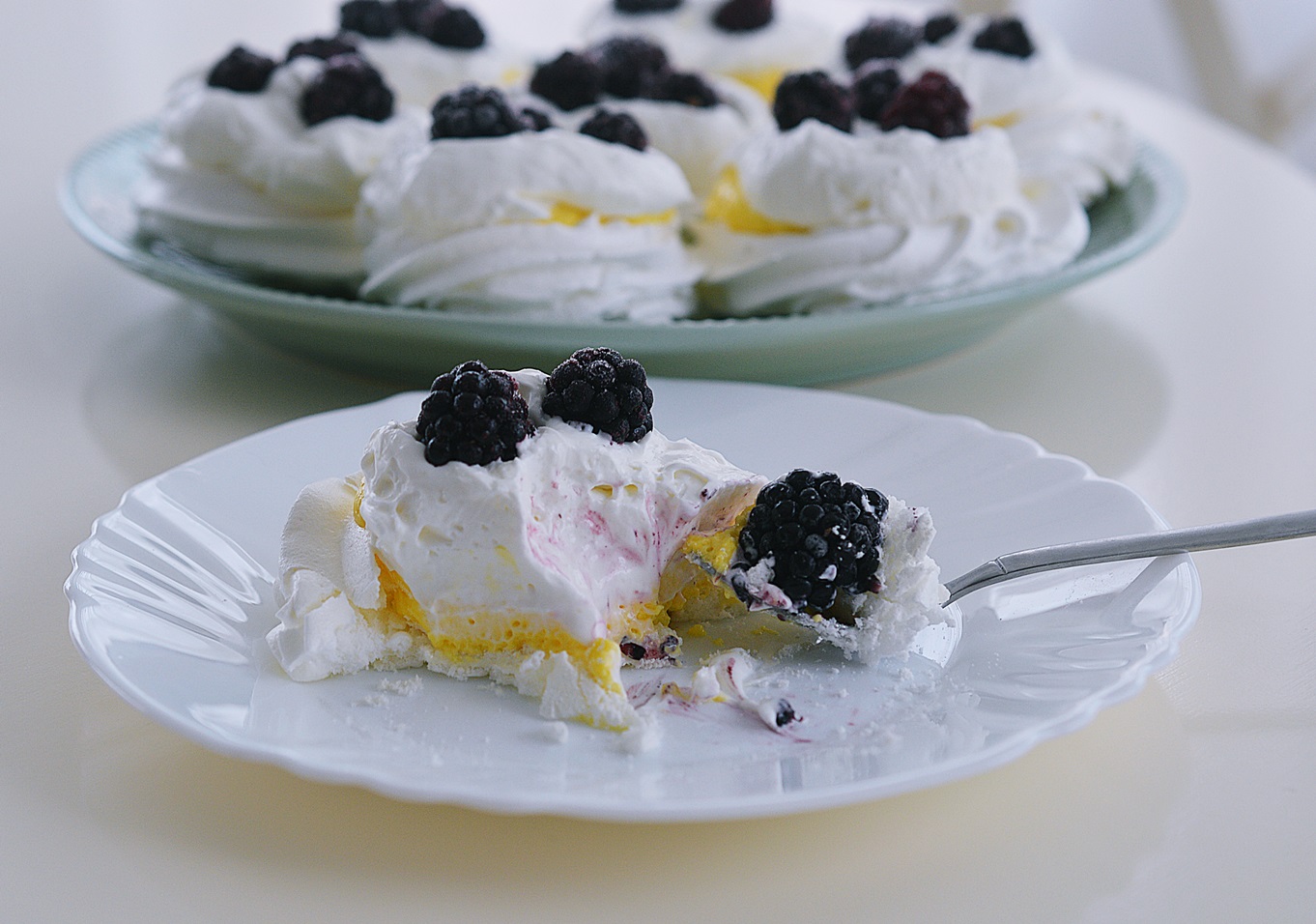 Desert mini Pavlova cu crema de mascarpone si frisca