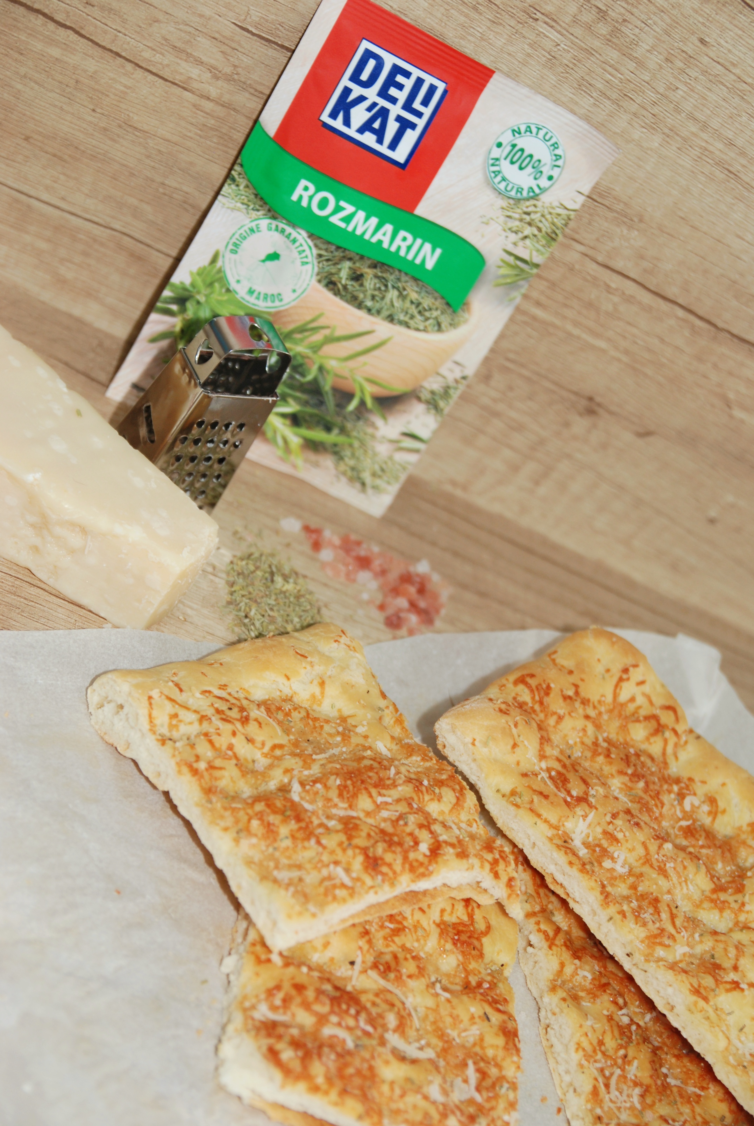 Foccacia cu rozmarin si parmezan