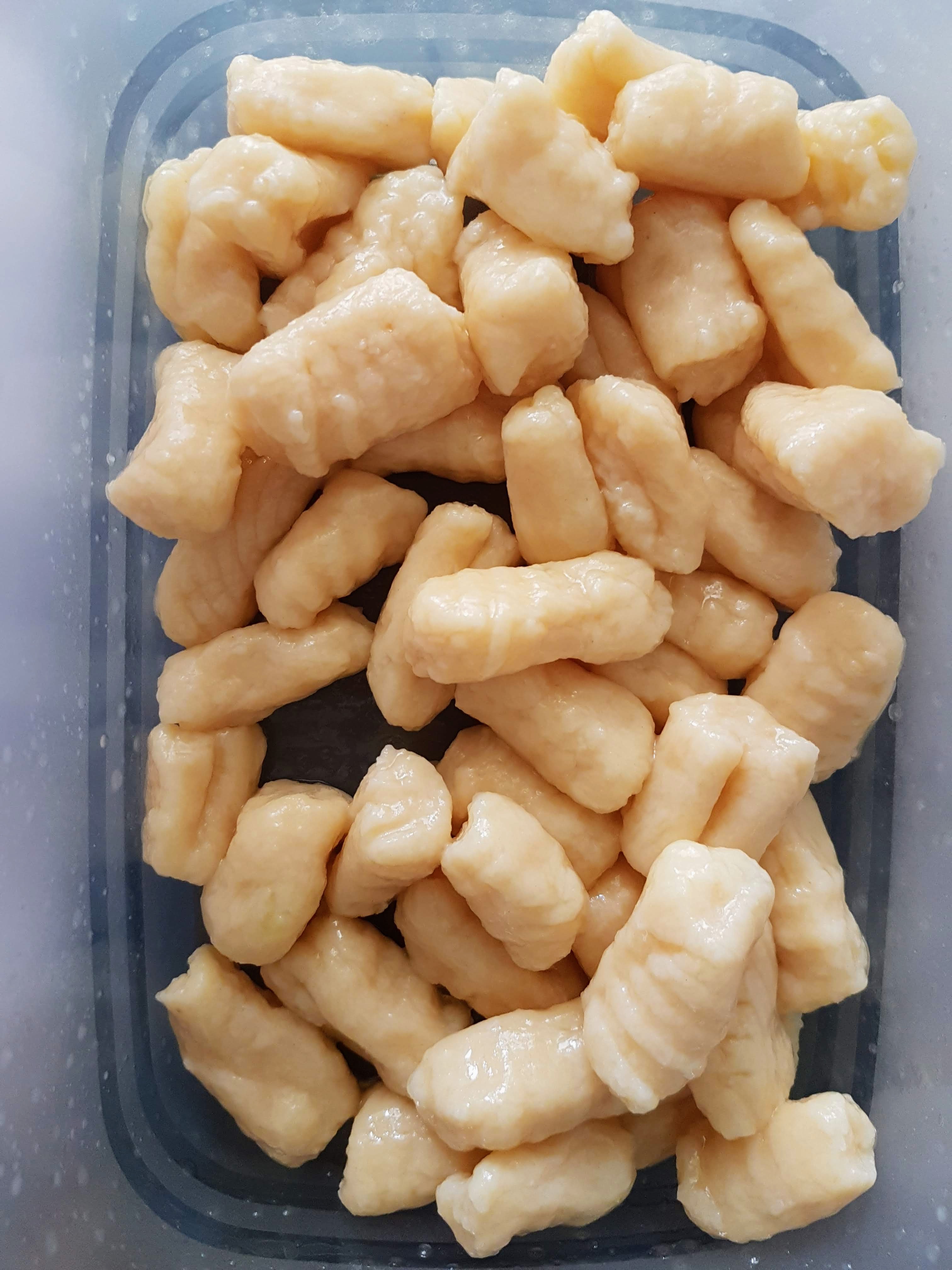 Gnocchi de casa pufosi in sos de rosii, Gorgonzola si Pancetta