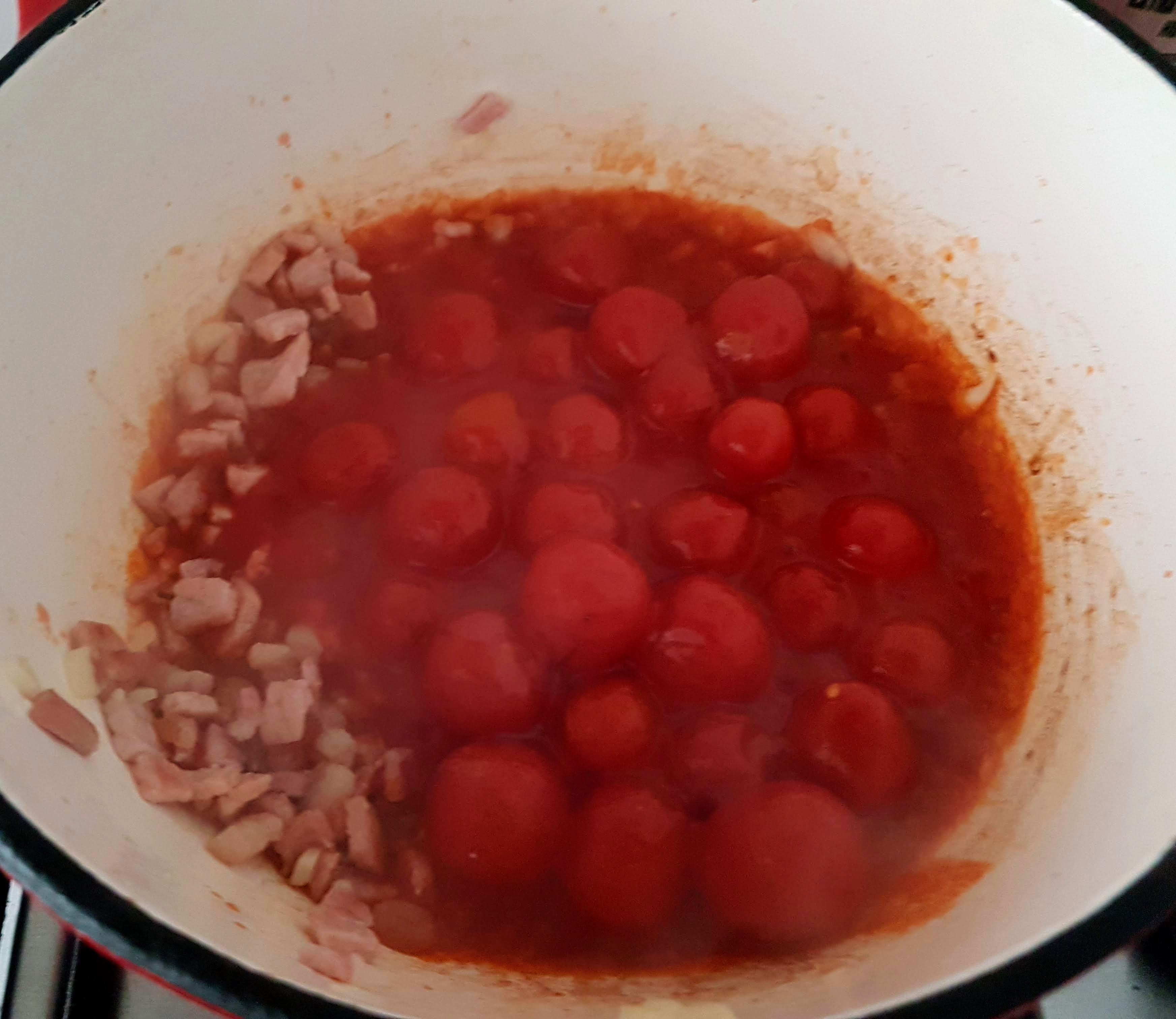 Gnocchi de casa pufosi in sos de rosii, Gorgonzola si Pancetta