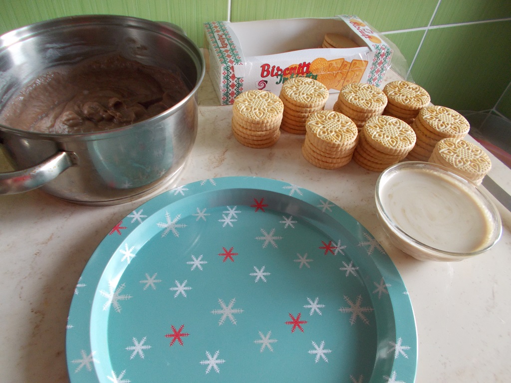 Desert tort de biscuiti, cu crema de ciocolata