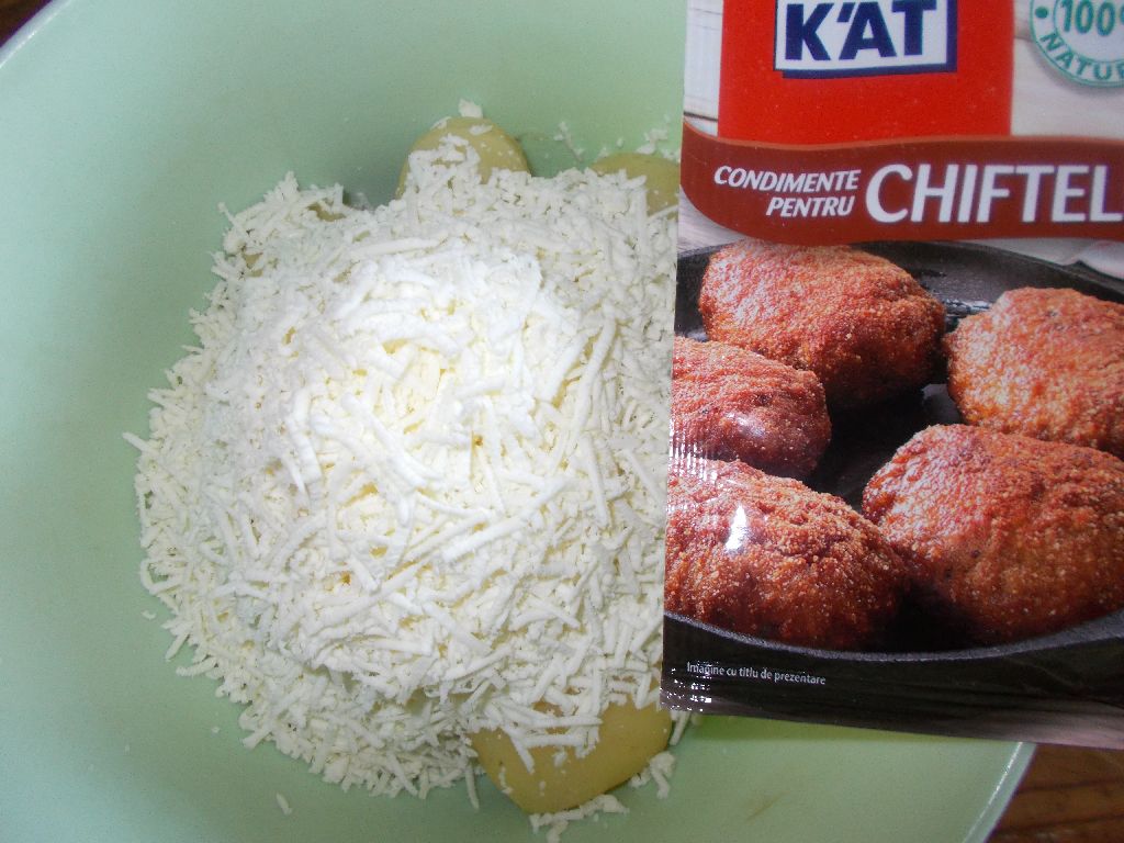 Chiftele din cartofi cu telemea de oaie