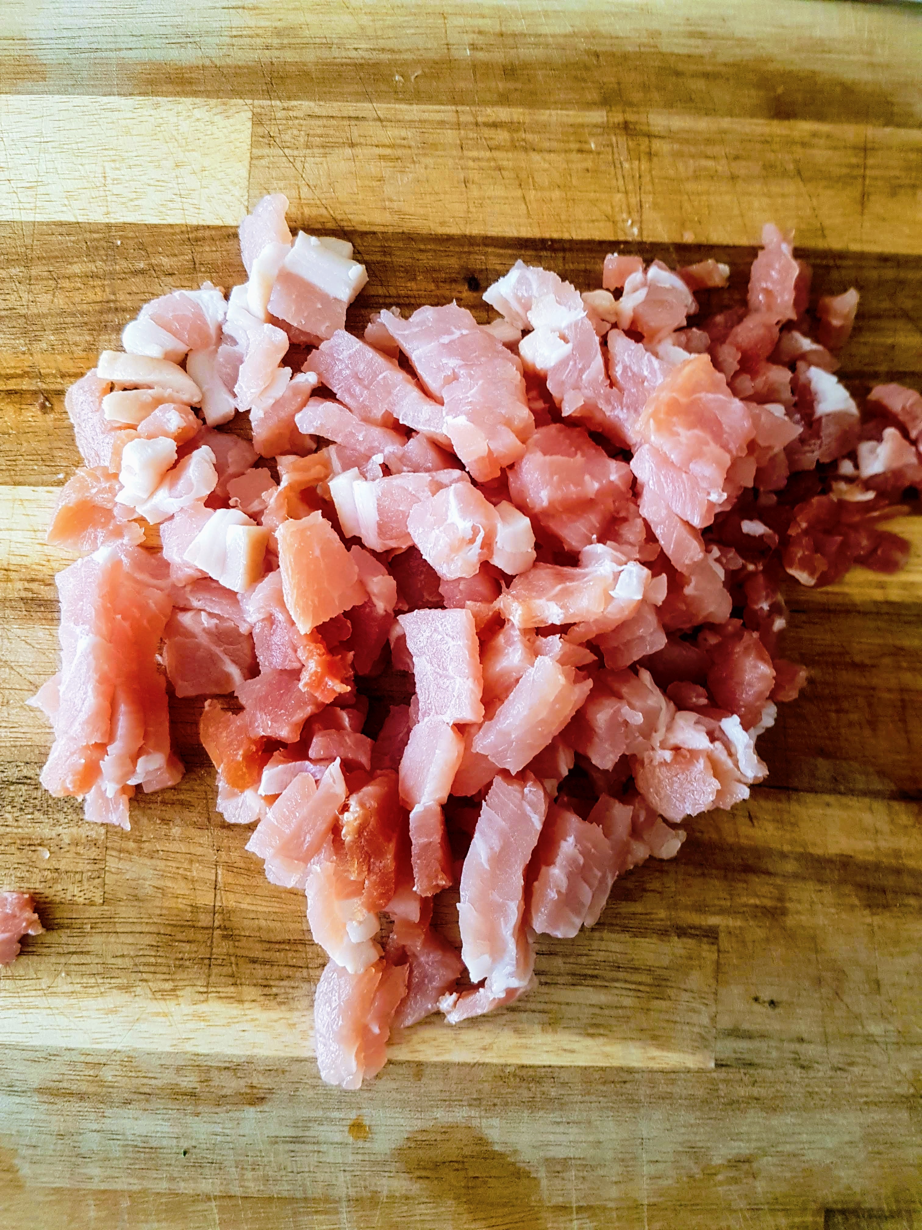 Salata de cartofi cu fasole bruna, carnati si dressing cald de lapte batut si bacon