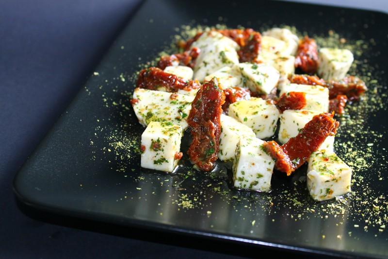 Aperitiv cu mozzarella si ierburi italiene