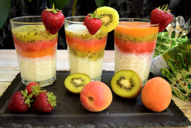 Desert budinca de tapioca cu diverse piureuri din fructe proaspete