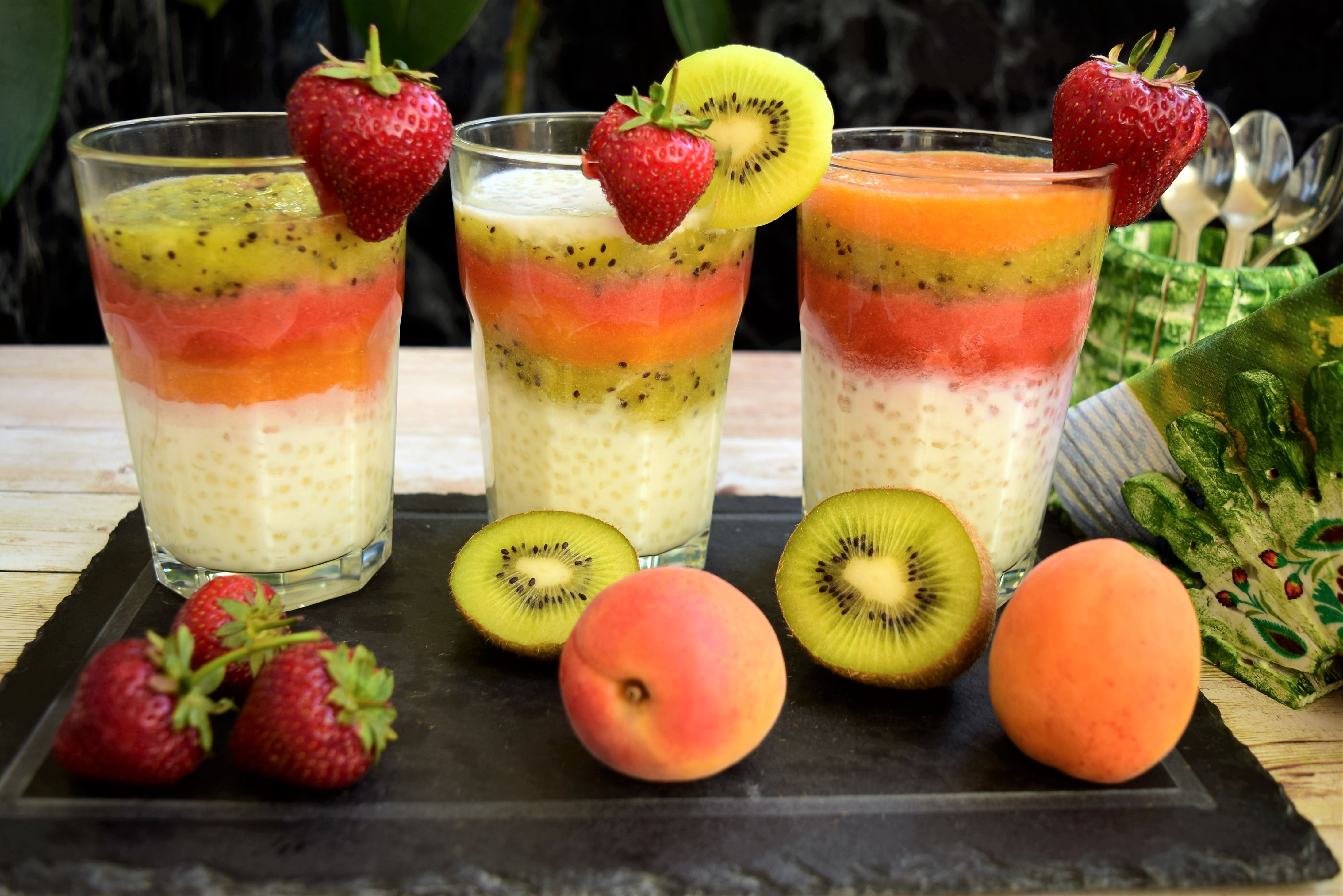 Desert budinca de tapioca cu diverse piureuri din fructe proaspete