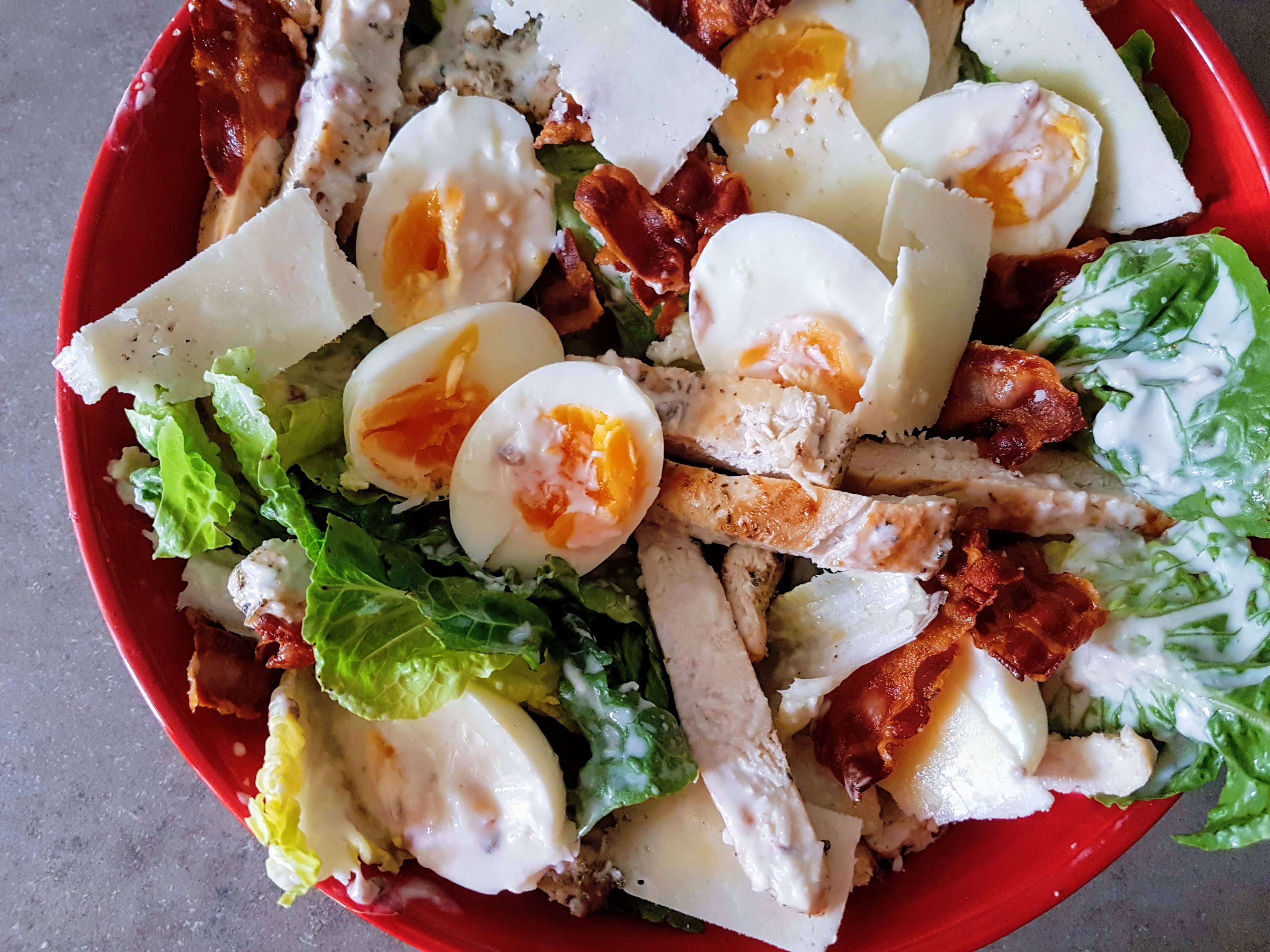 Salata cu pui, bacon si dressing de iaurt