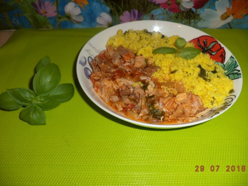 Curcan in sos de rosii cu cuscus aromat