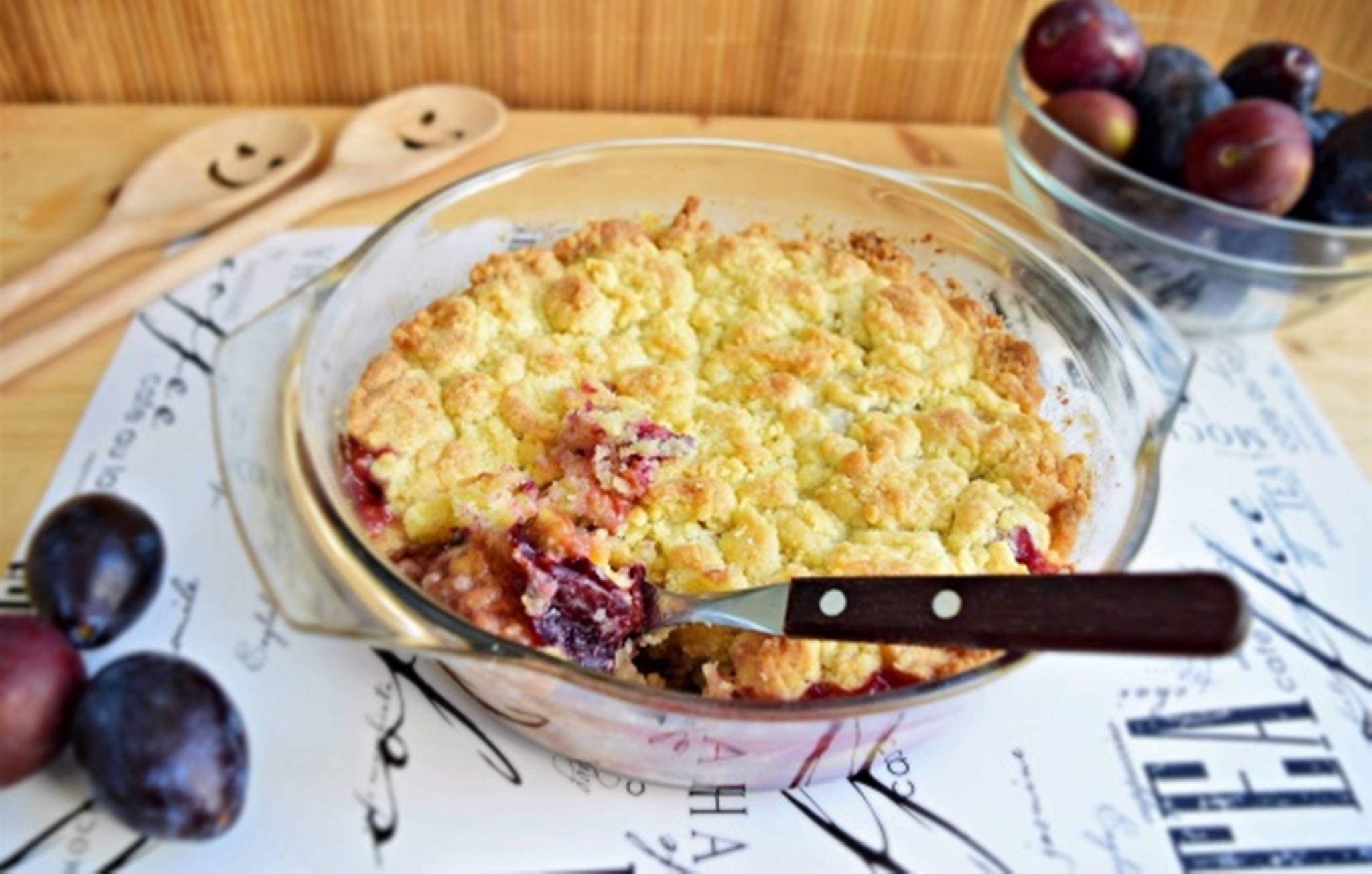 Desert crumble cu prune si nuci