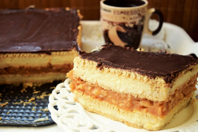 Desert tort de biscuiti cu mere si crema de vanilie