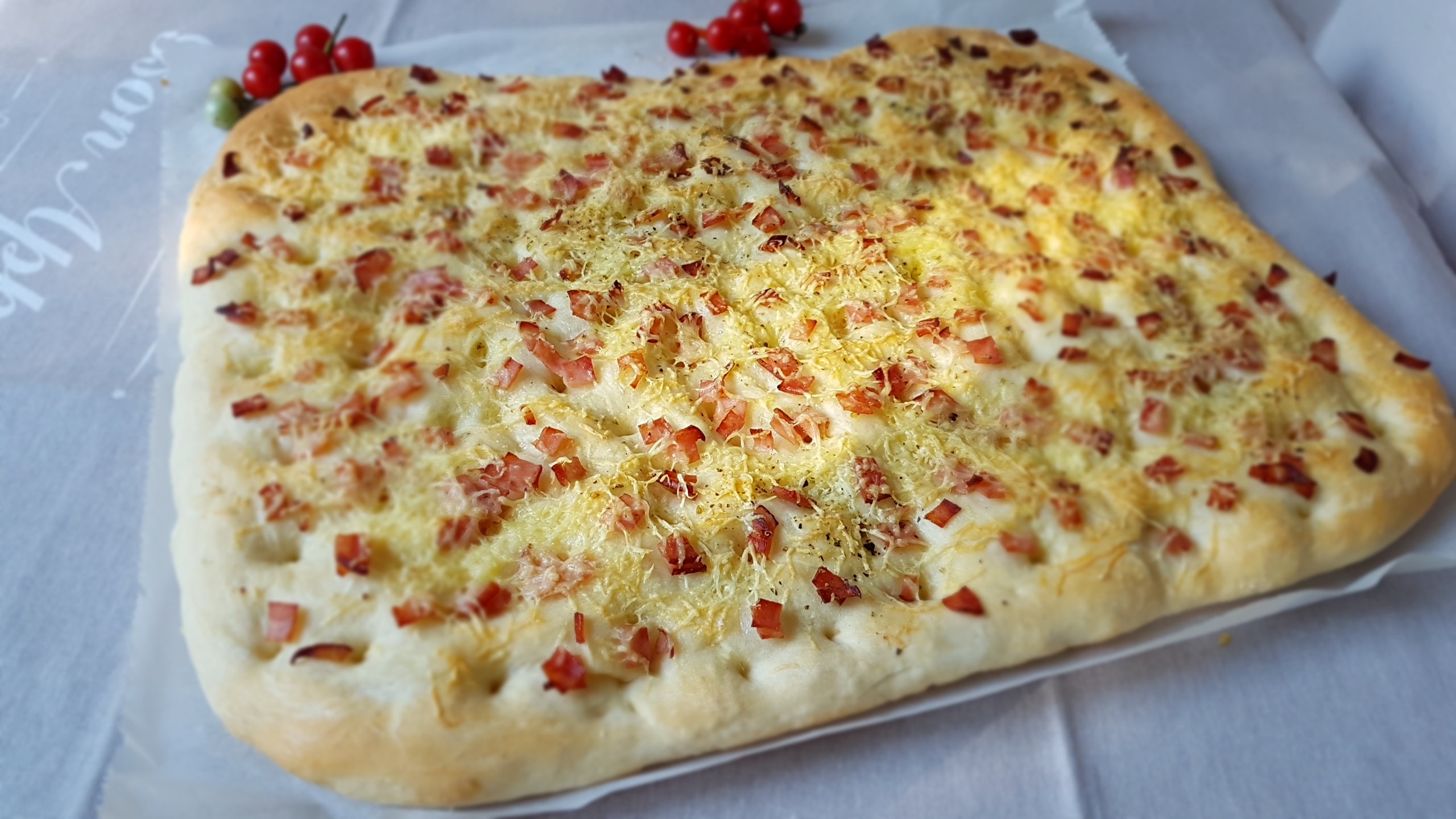 Focaccia cu rosii cherry si rozmarin