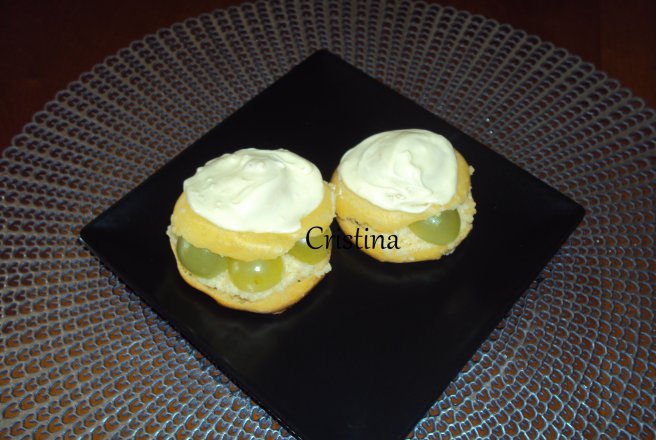 Desert choux a la creme cu struguri