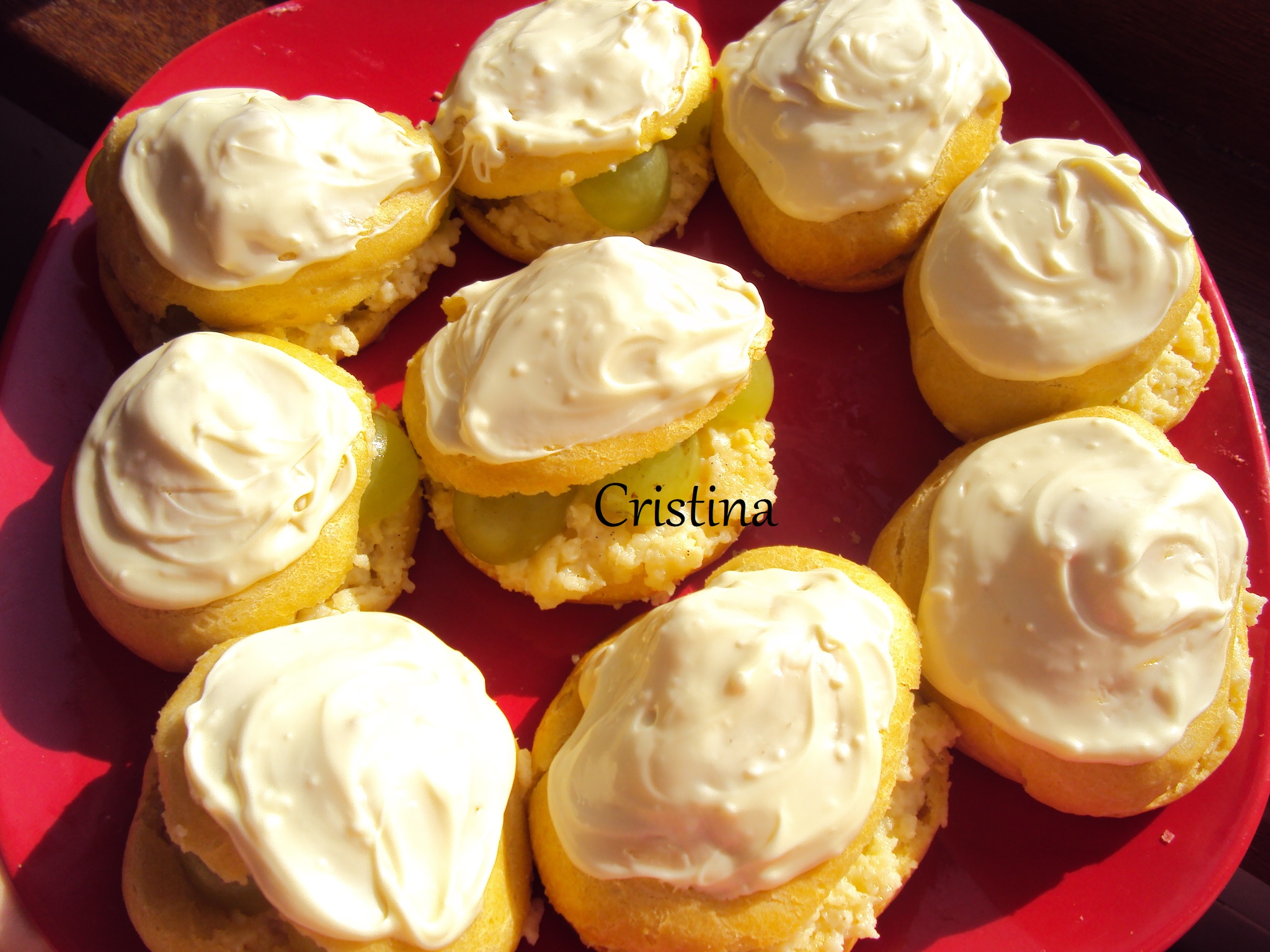 Desert choux a la creme cu struguri