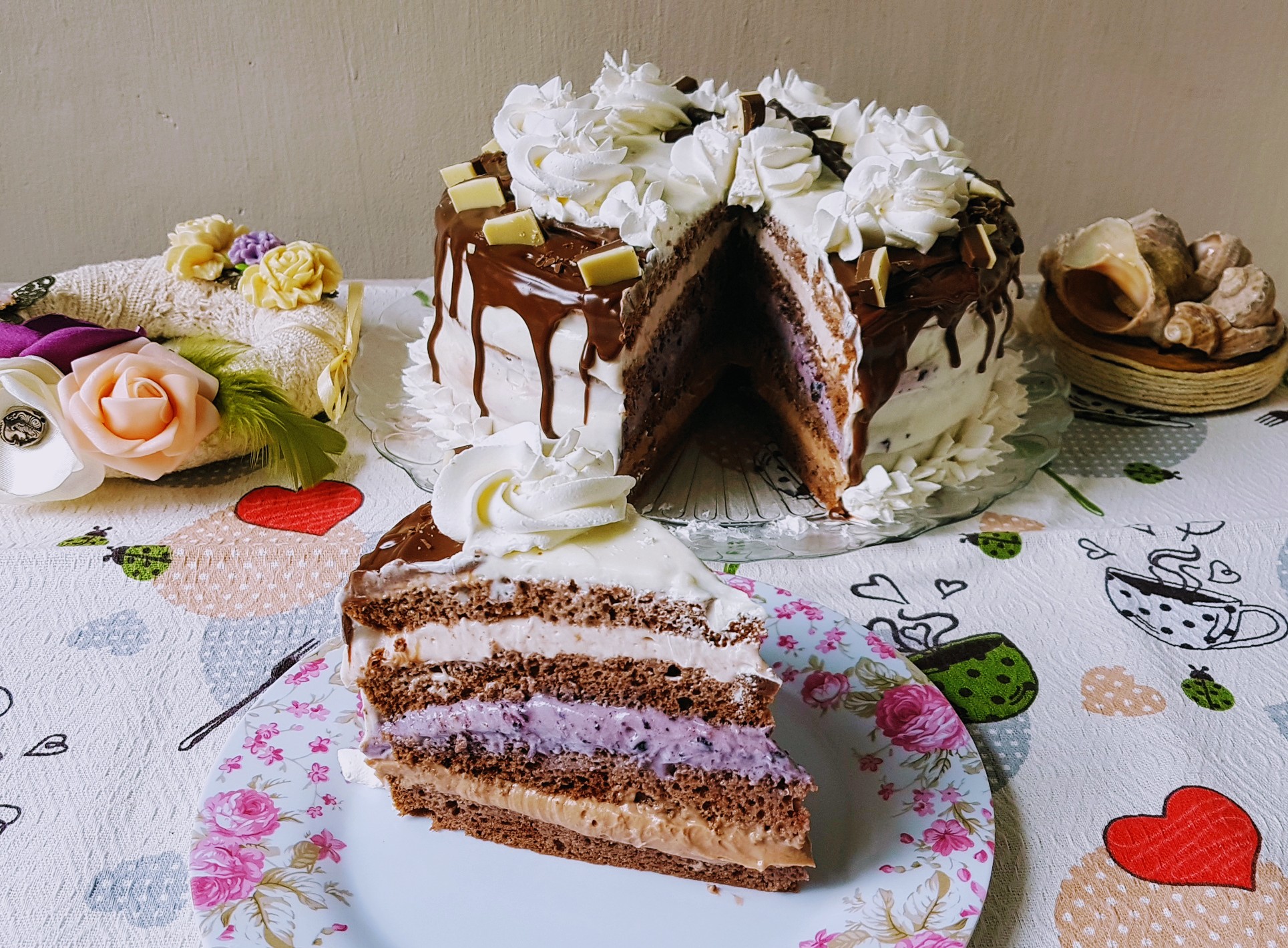 Desert tort cu crema de ciocolata, afine si zmeura - Reteta 800