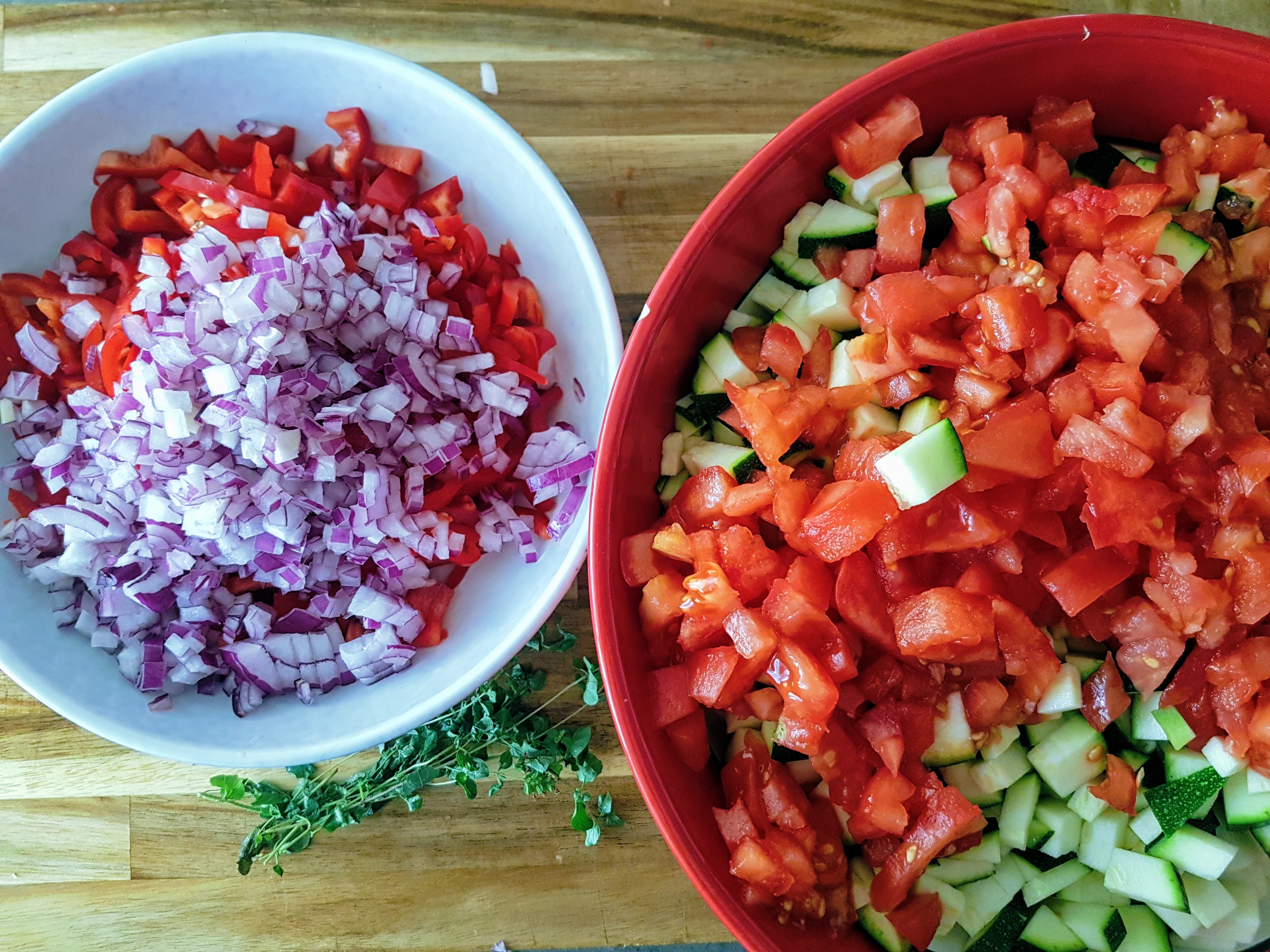 Menemen (ghiveci de legume) cu branza Feta coapta cu lamaie si masline