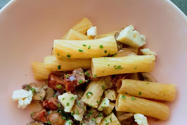 Rigatoni cu branza albastra, ciuperci si cabanos