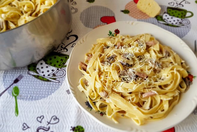 Tagliatelle cu ciuperci in sos alb