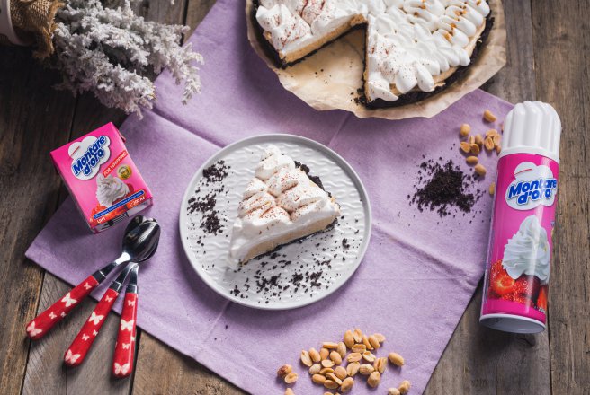 Tarta cu unt de arahide, crema de branza si frisca