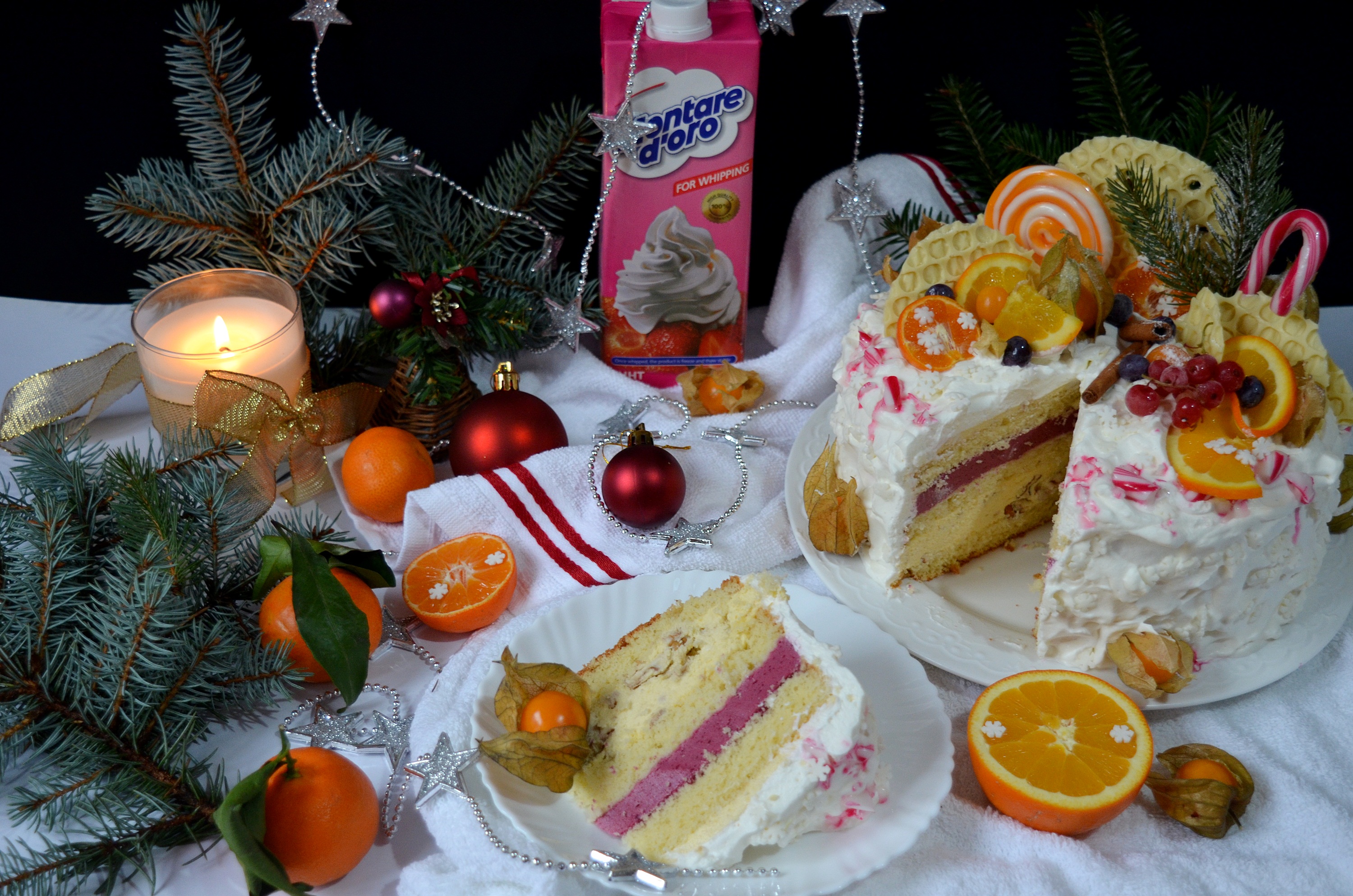 Tort cu mousse de nuci, portocale si fructe de padure