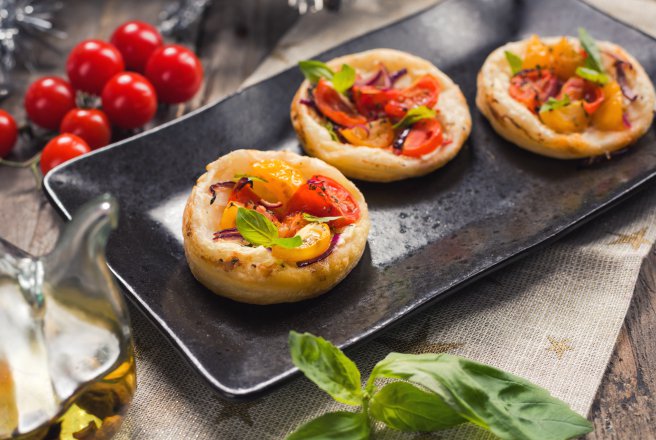 Aperitiv mini-tarte cu crema de branza si rosii cherry