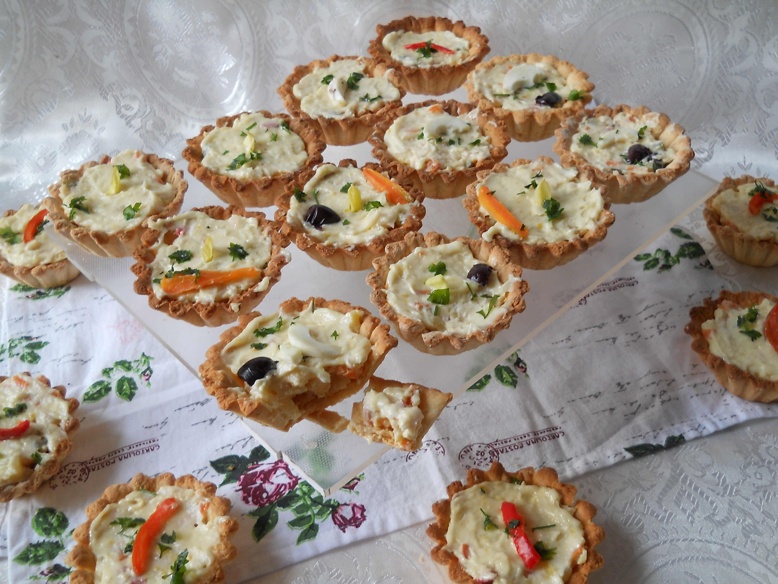 Aperitiv mini tarte umplute cu salata boeuf