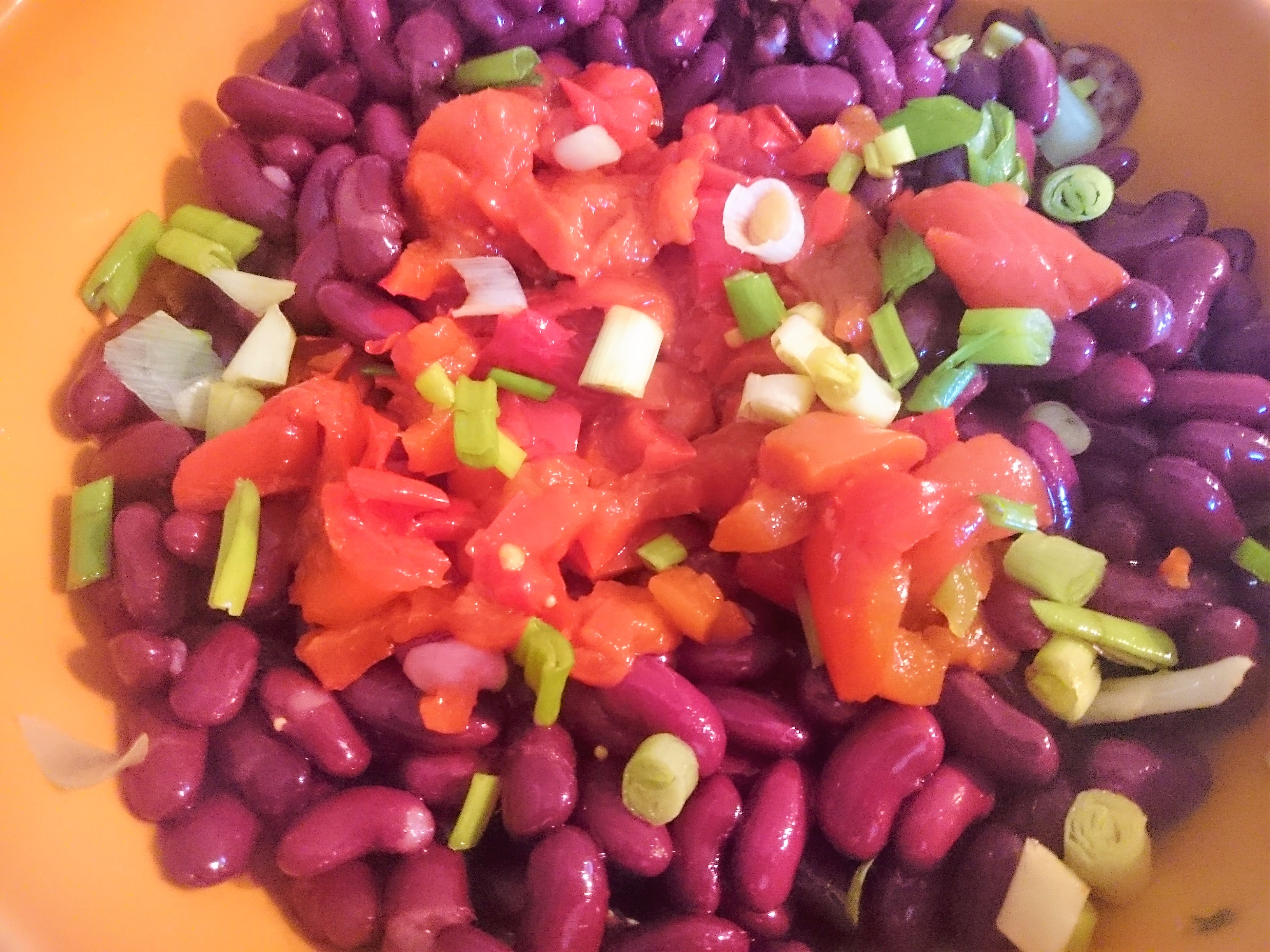 Salata de fasole rosie cu cabanos