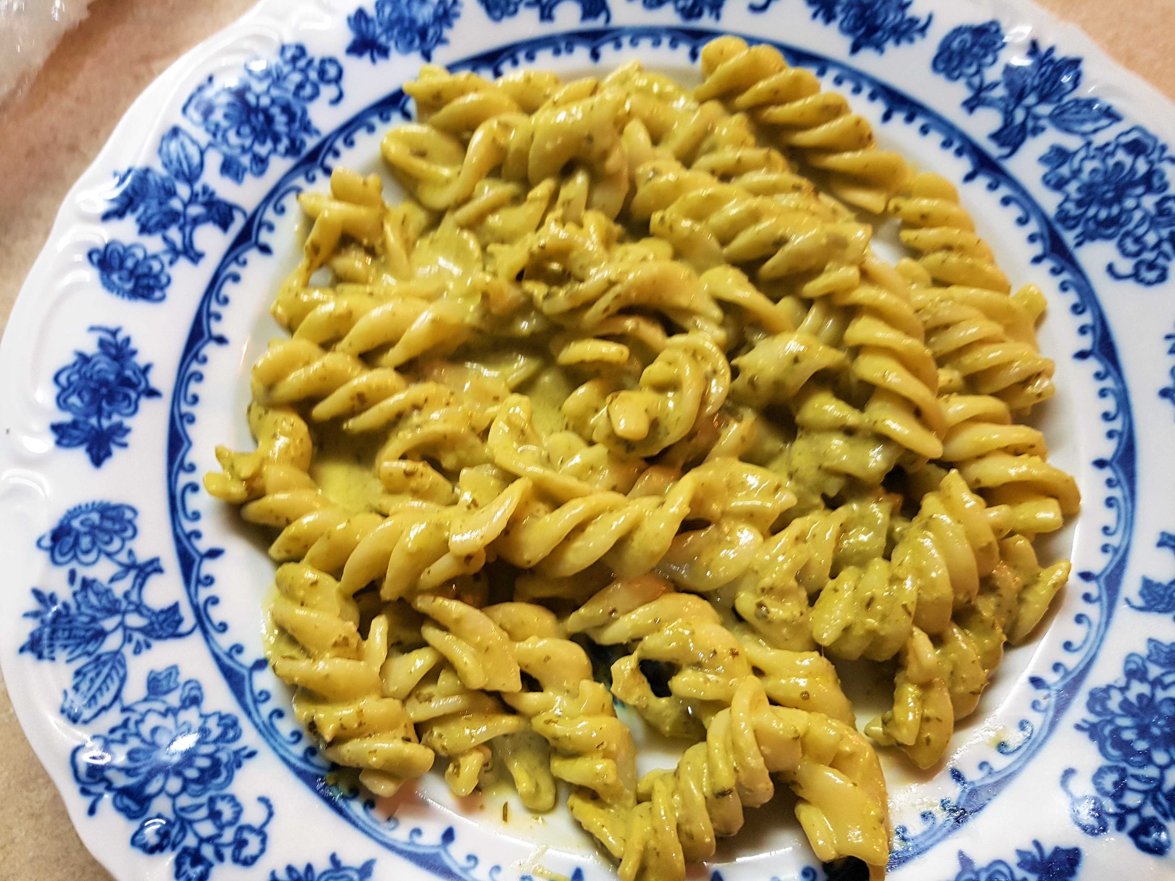 Fusilli cu pui si pesto