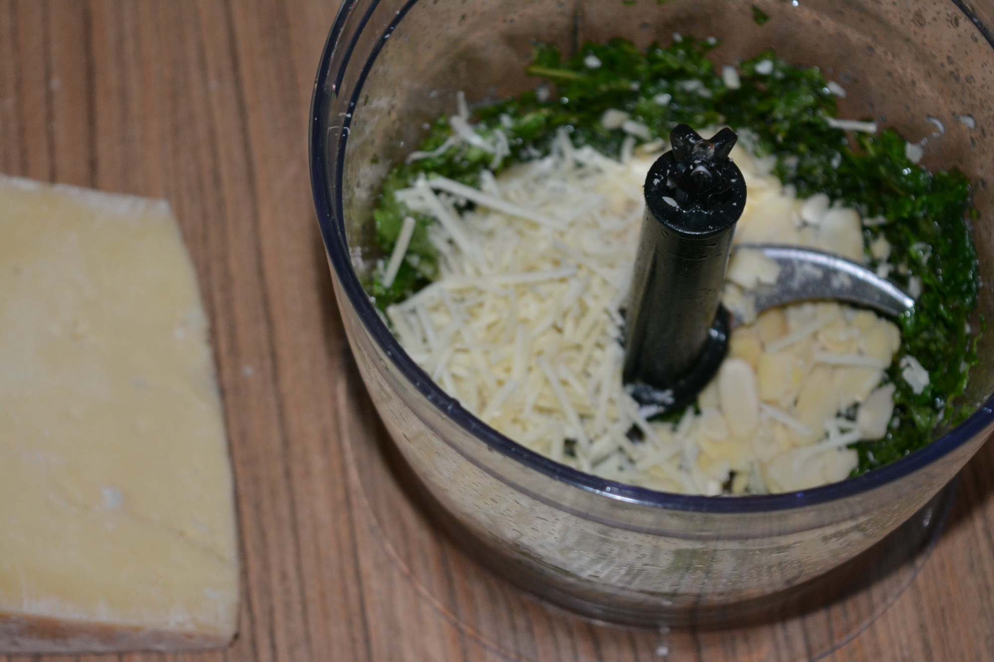 Crema de broccoli cu seminte de dovleac, crutoane si pesto din menta