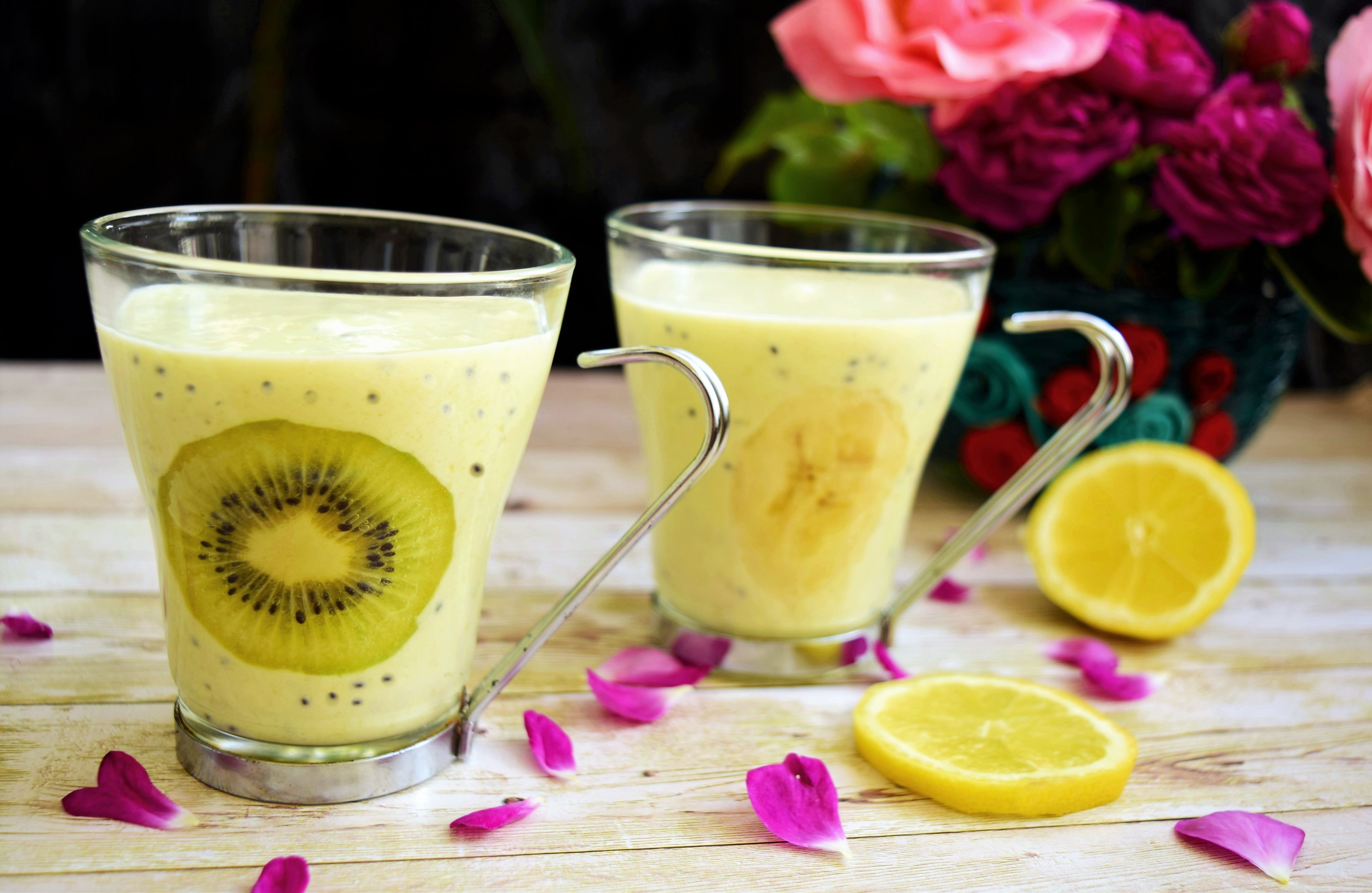 Smoothie cu iaurt, banane si kiwi