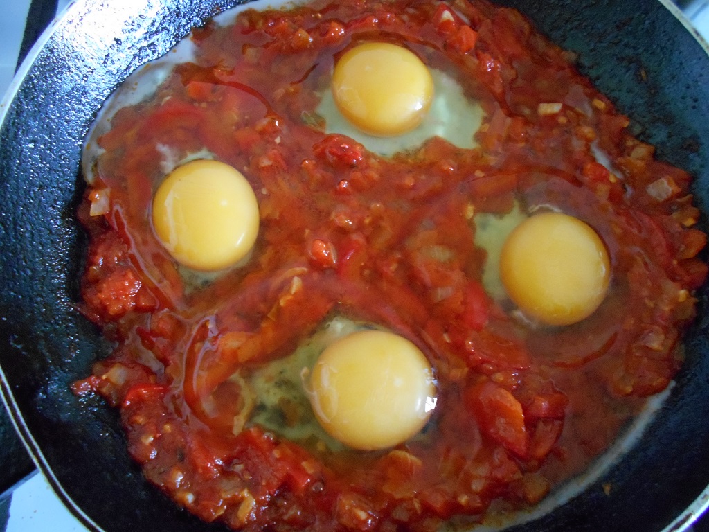 Aperitiv Shakshouka (Ochiuri in sos condimentat de rosii)