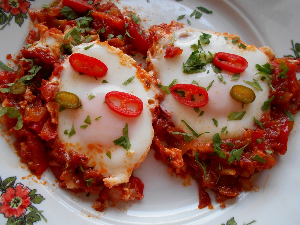 Aperitiv Shakshouka (Ochiuri in sos condimentat de rosii)