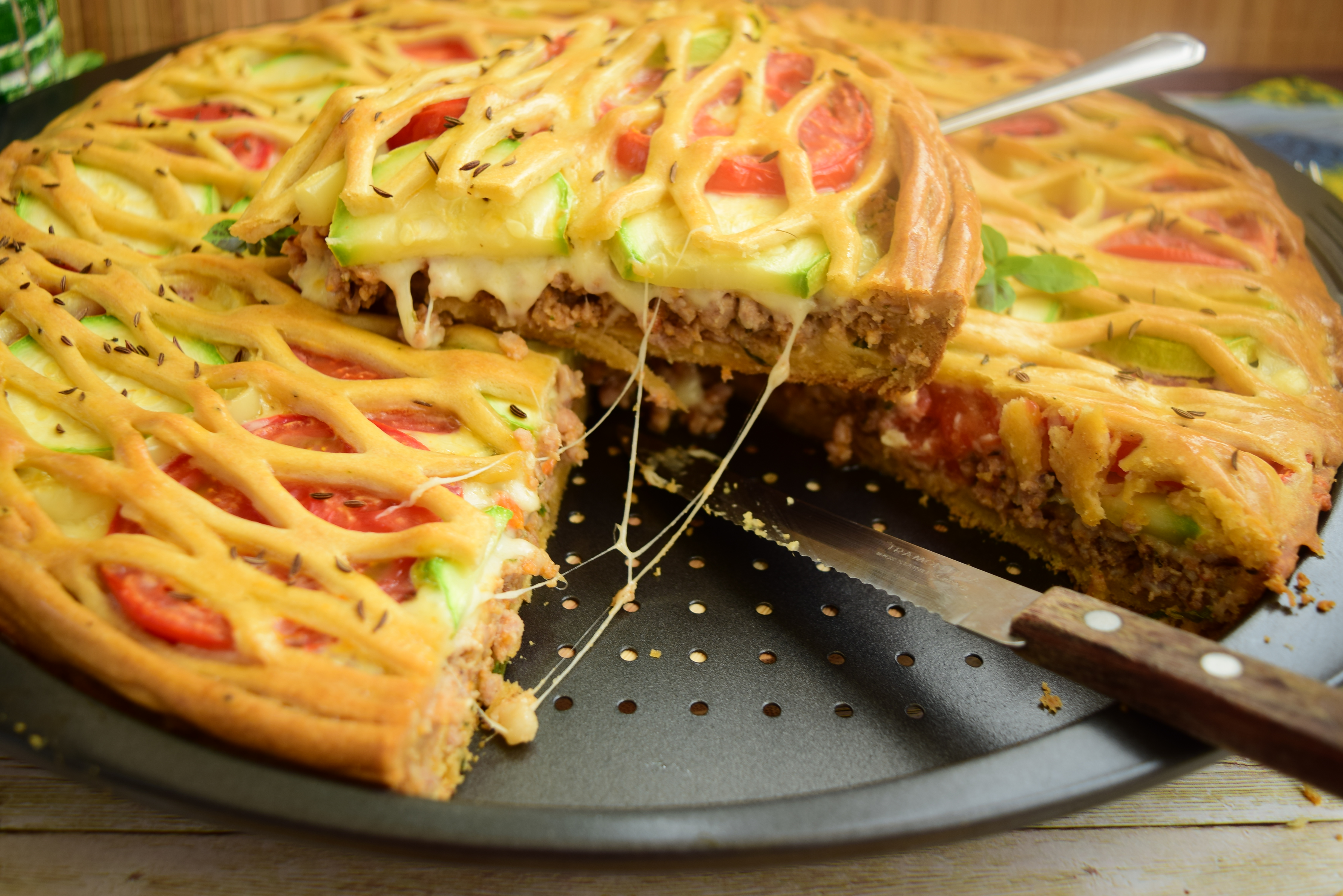 Tarta cu carne tocata, mozzarella si legume