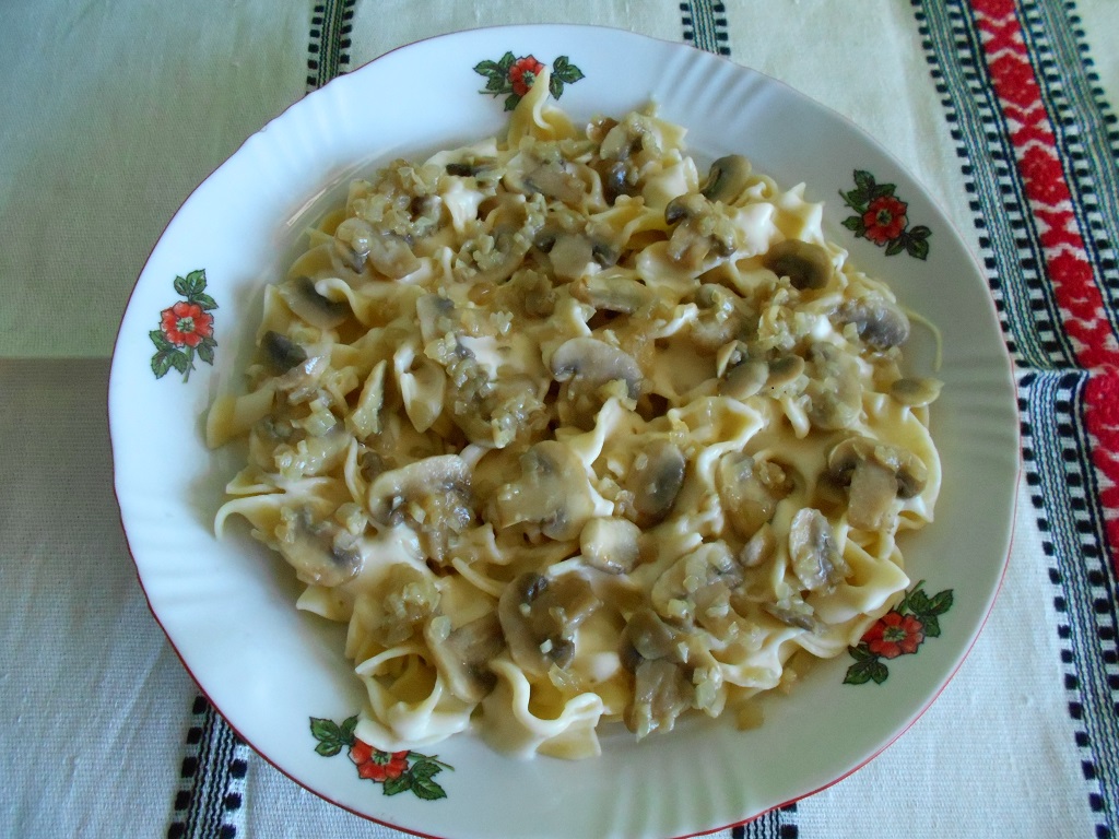 Tagliatelle cu ciuperci si sos de smantana si cascaval